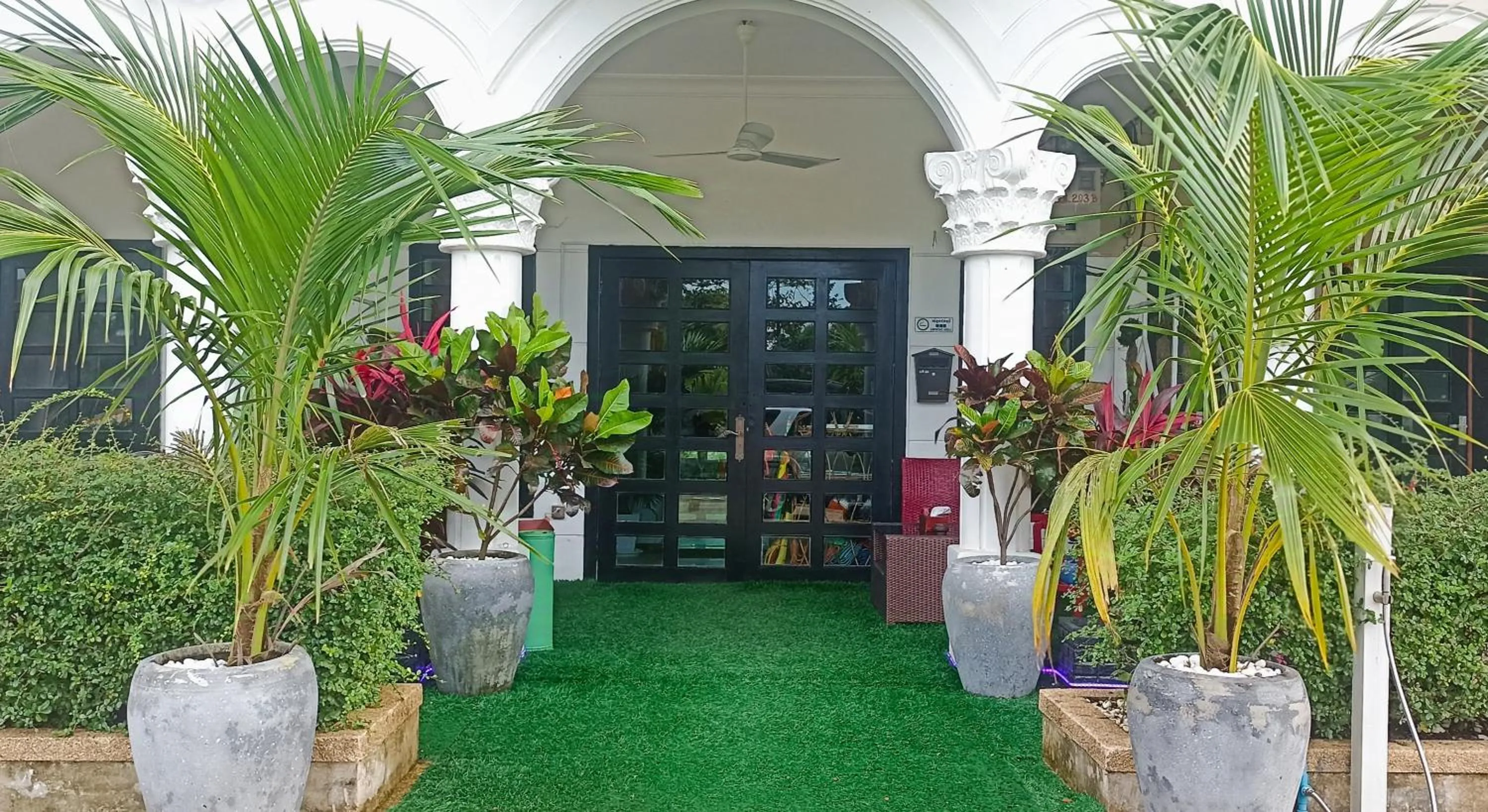 Facade/entrance in Hawaii Lounge