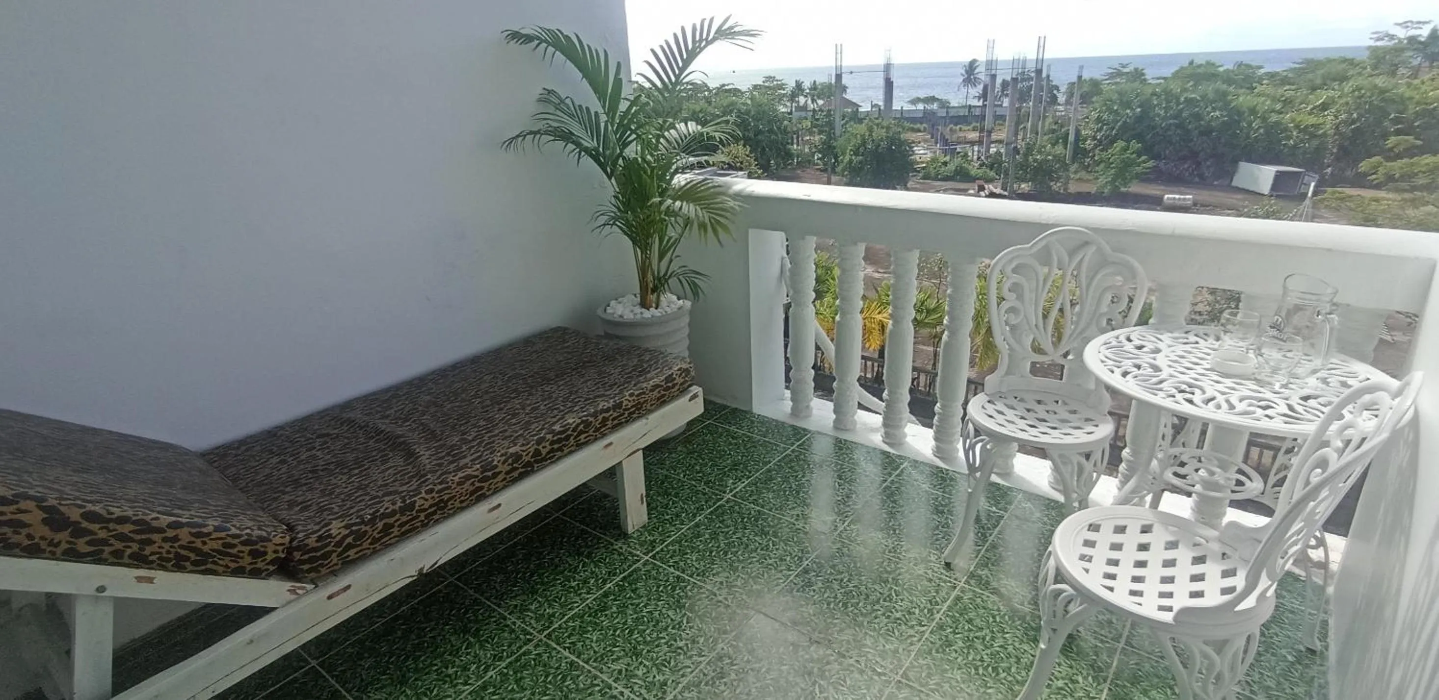 Day in Hawaii Lounge