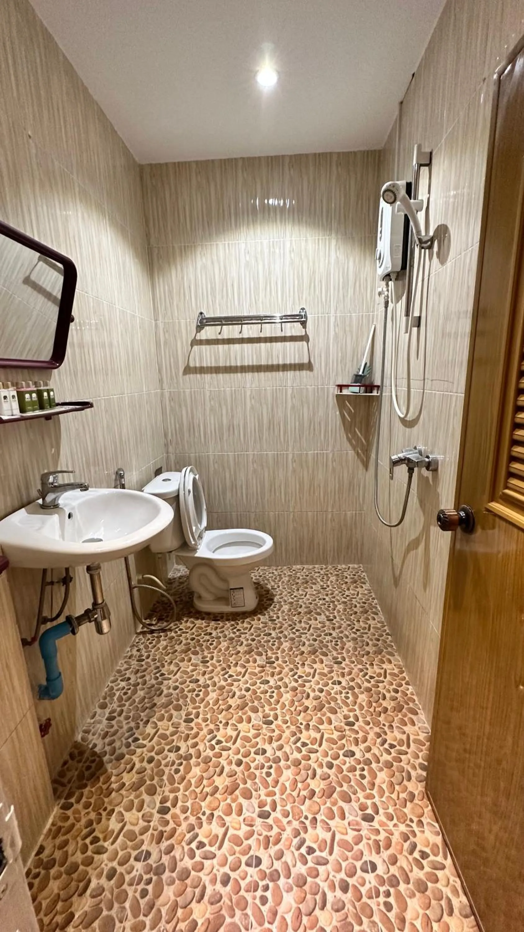 Shower in Hawaii Lounge