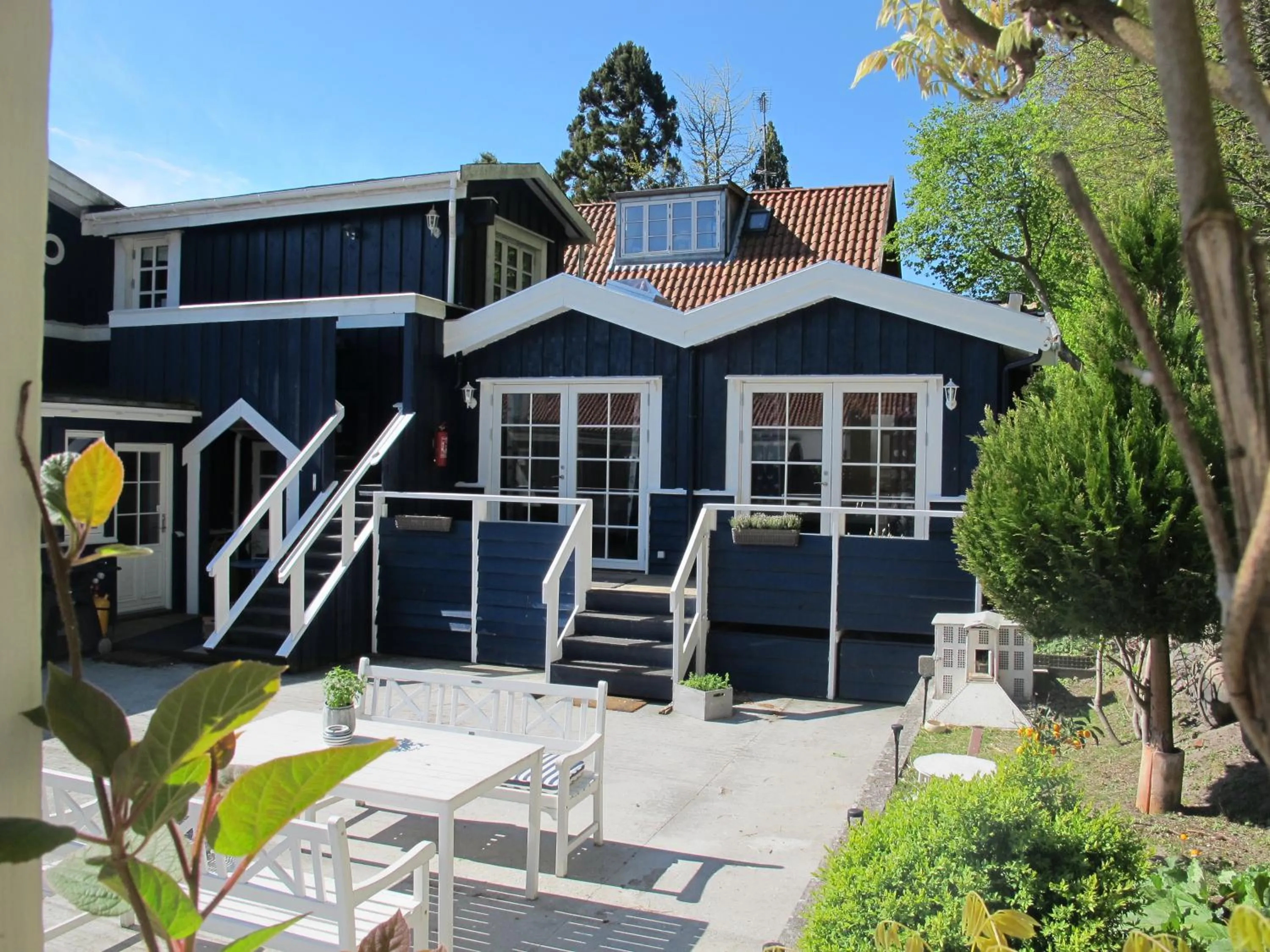 Property building in Hotel Villa Brinkly