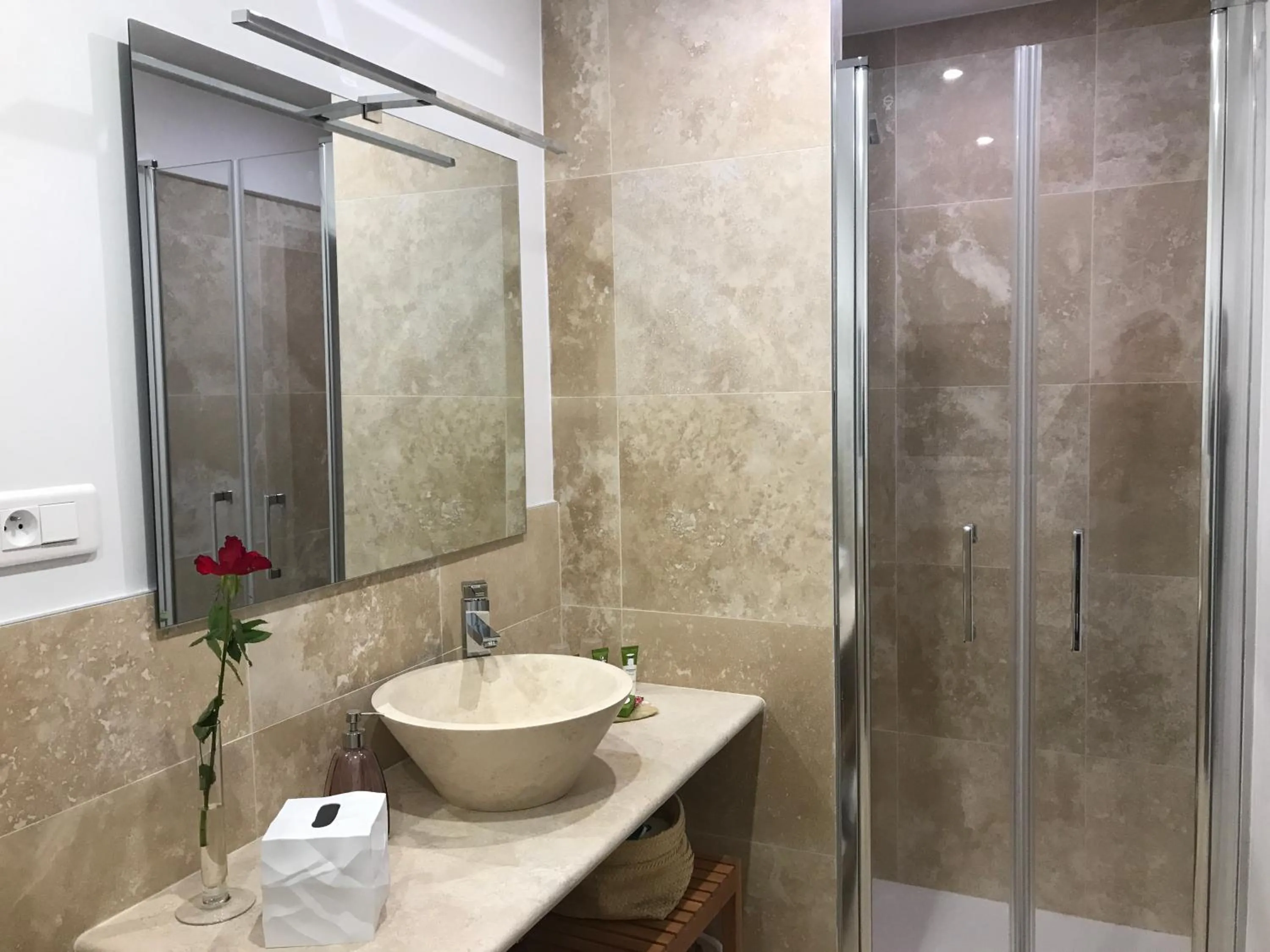 Bathroom in Villa Kilauea B&B