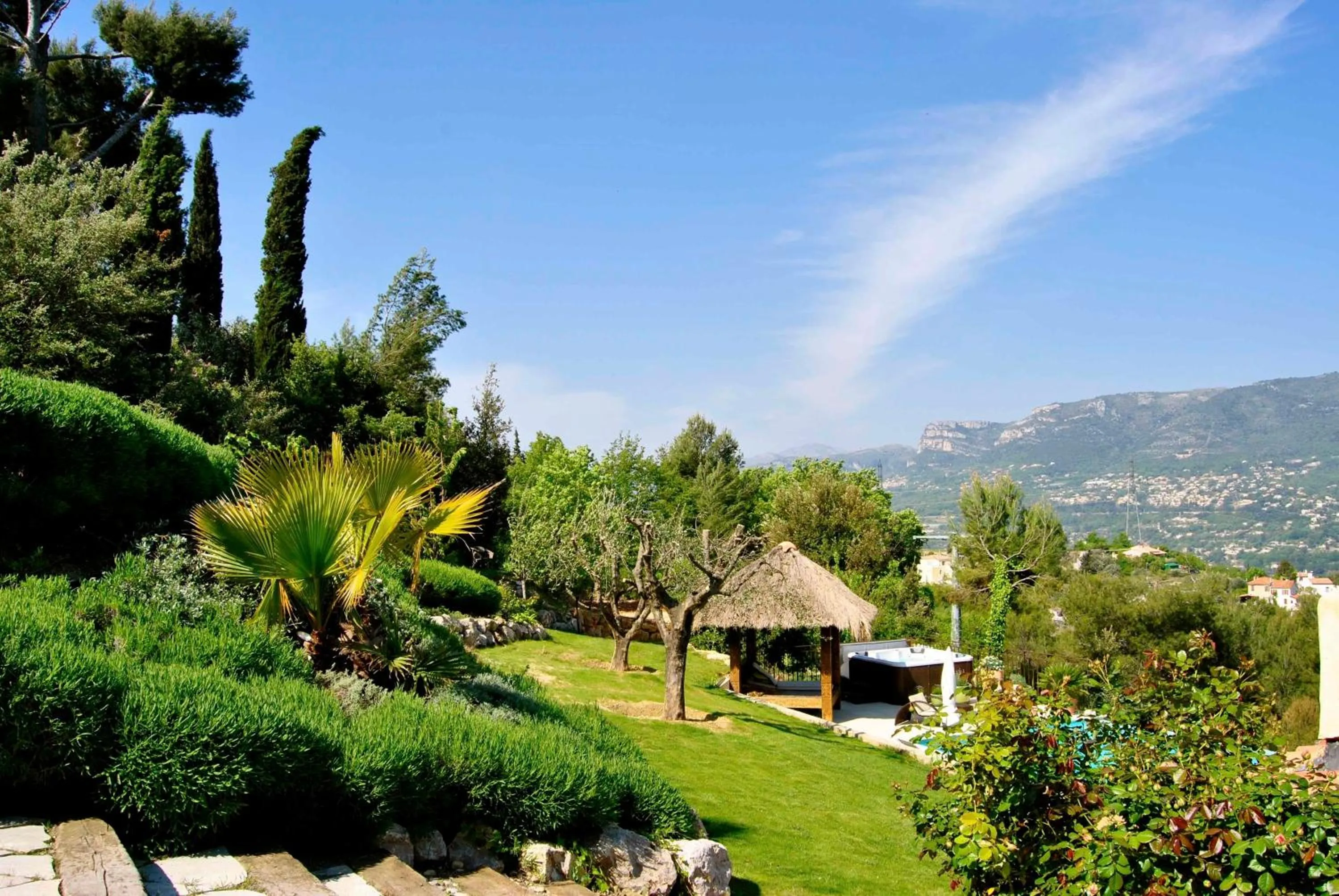 Garden view in Villa Kilauea B&B