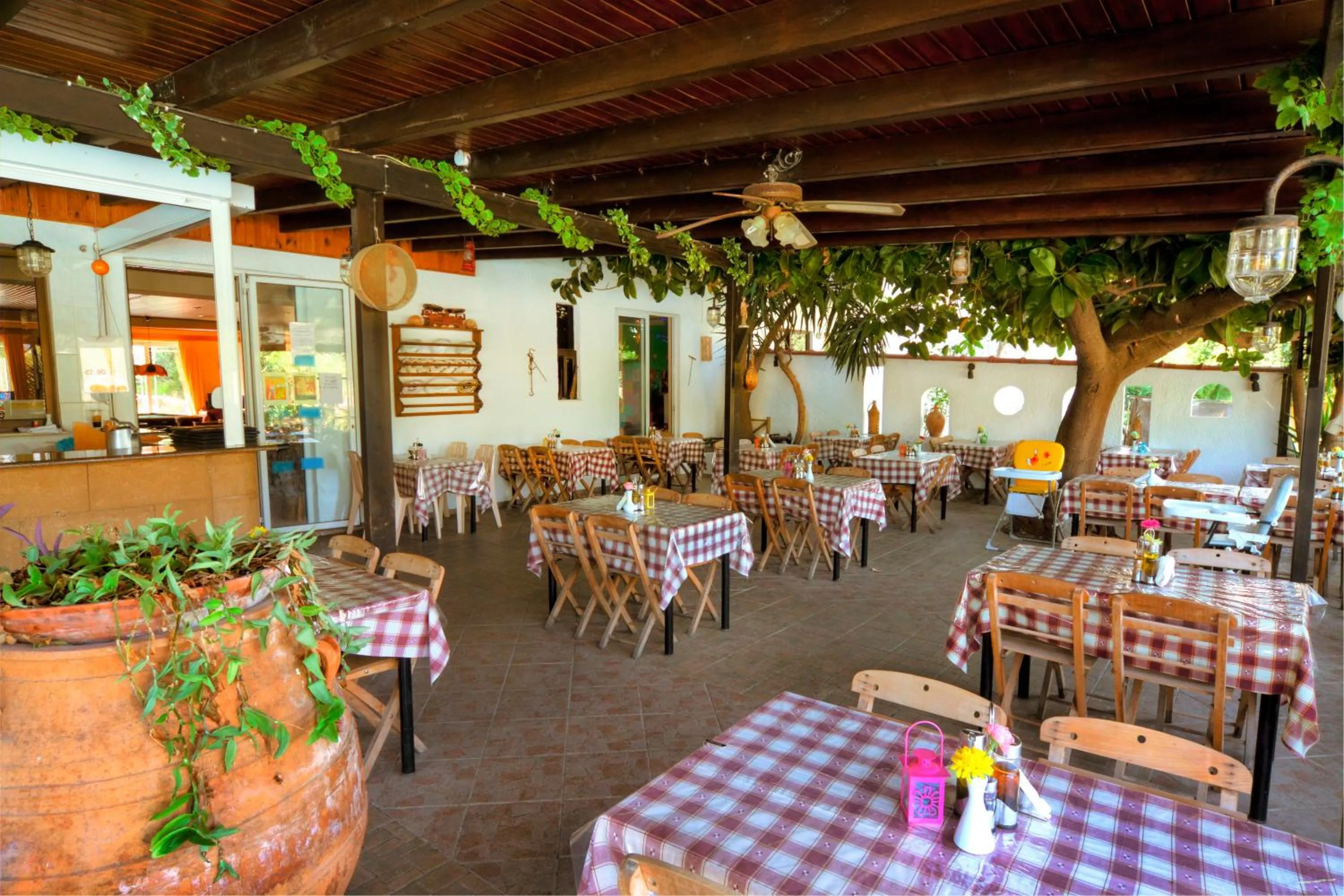 Restaurant/places to eat in Kassandra Hotel