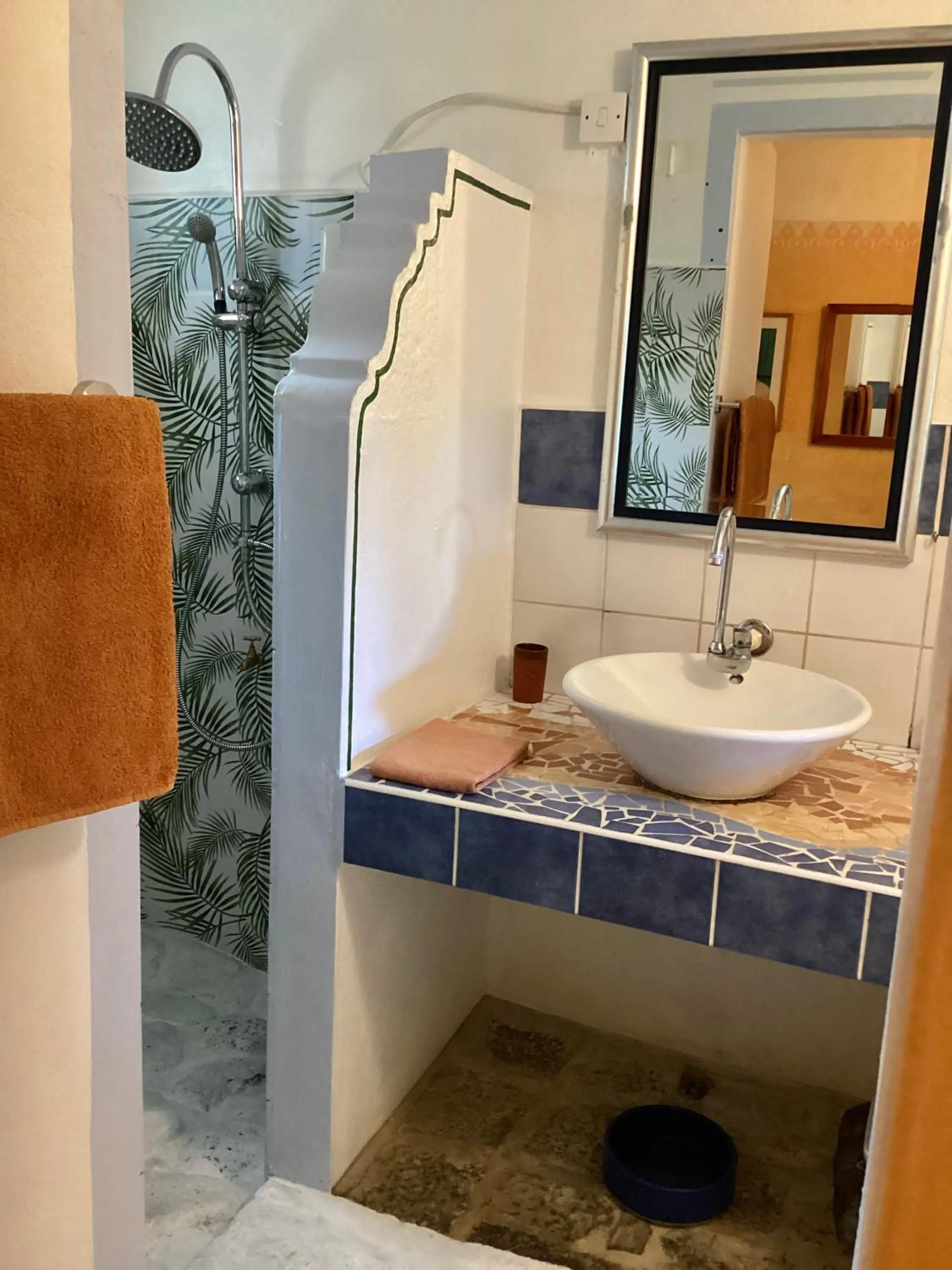 Shower in La Reine Creole