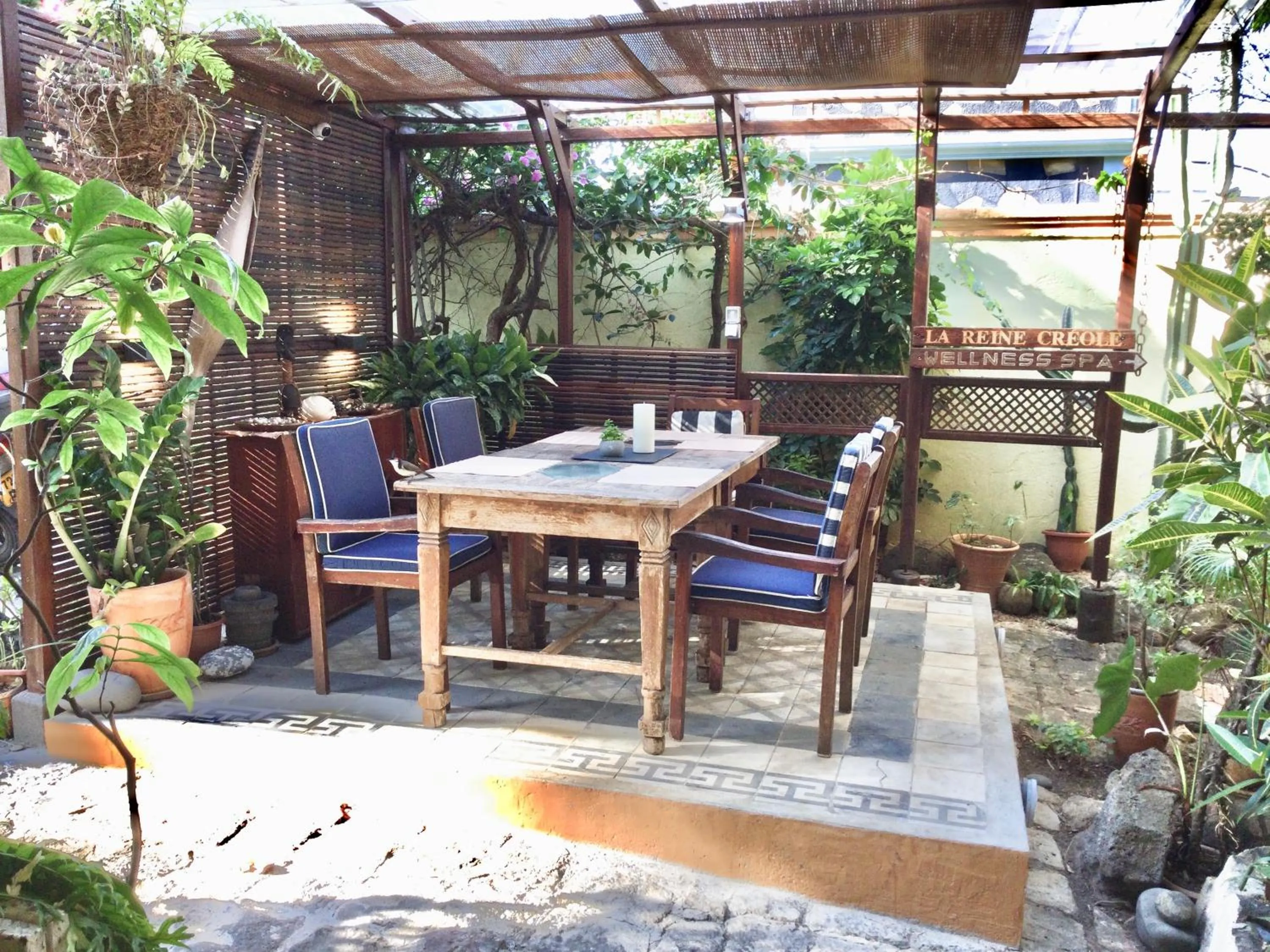 Property building in La Reine Creole