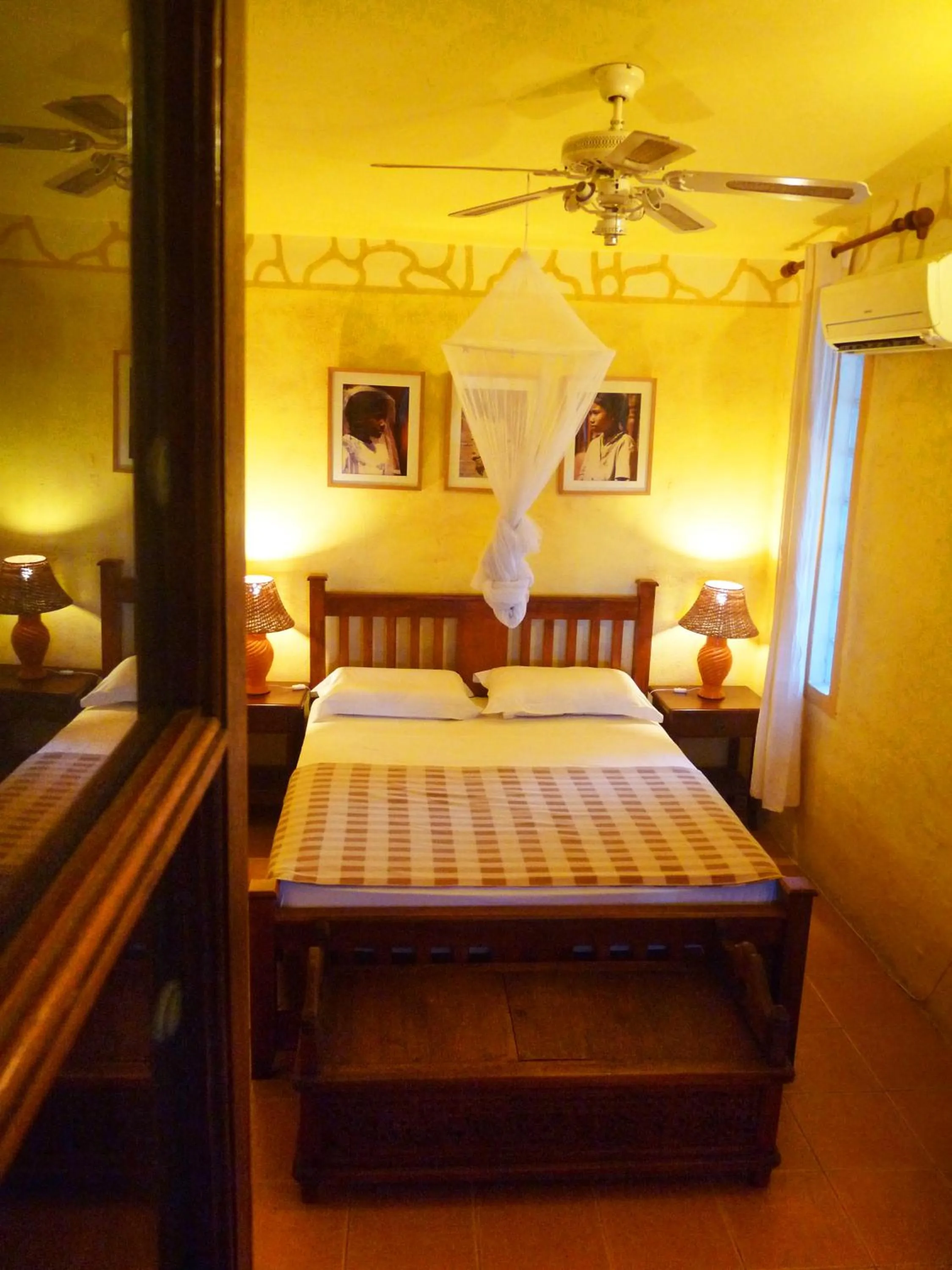 Photo of the whole room, Bed in La Reine Creole
