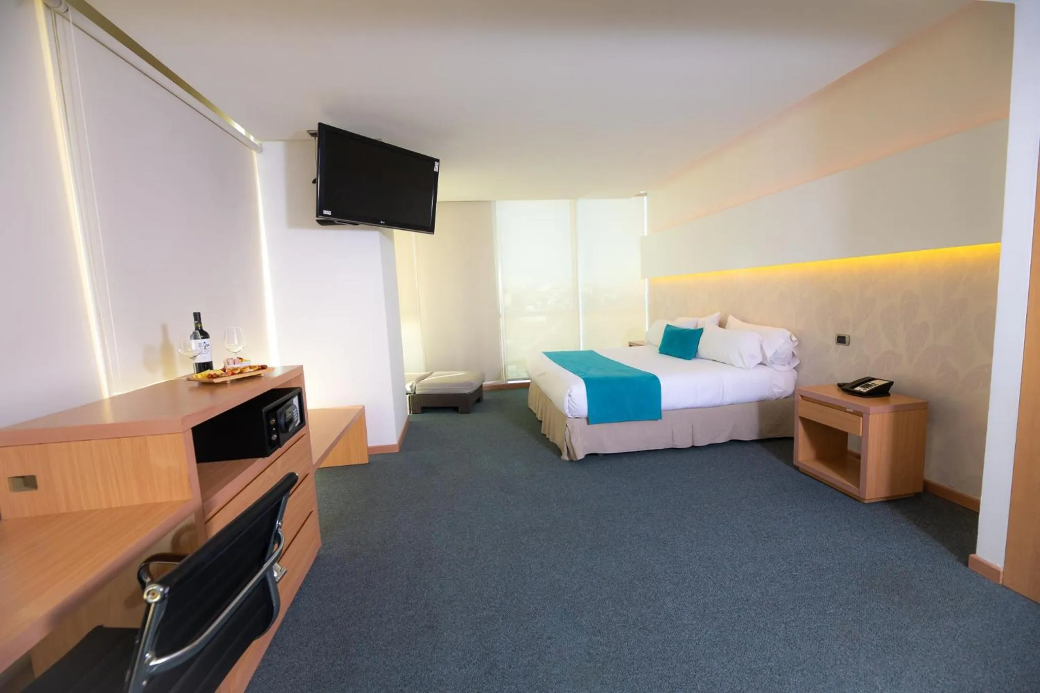 Photo of the whole room in Hotel Enjoy San Antonio