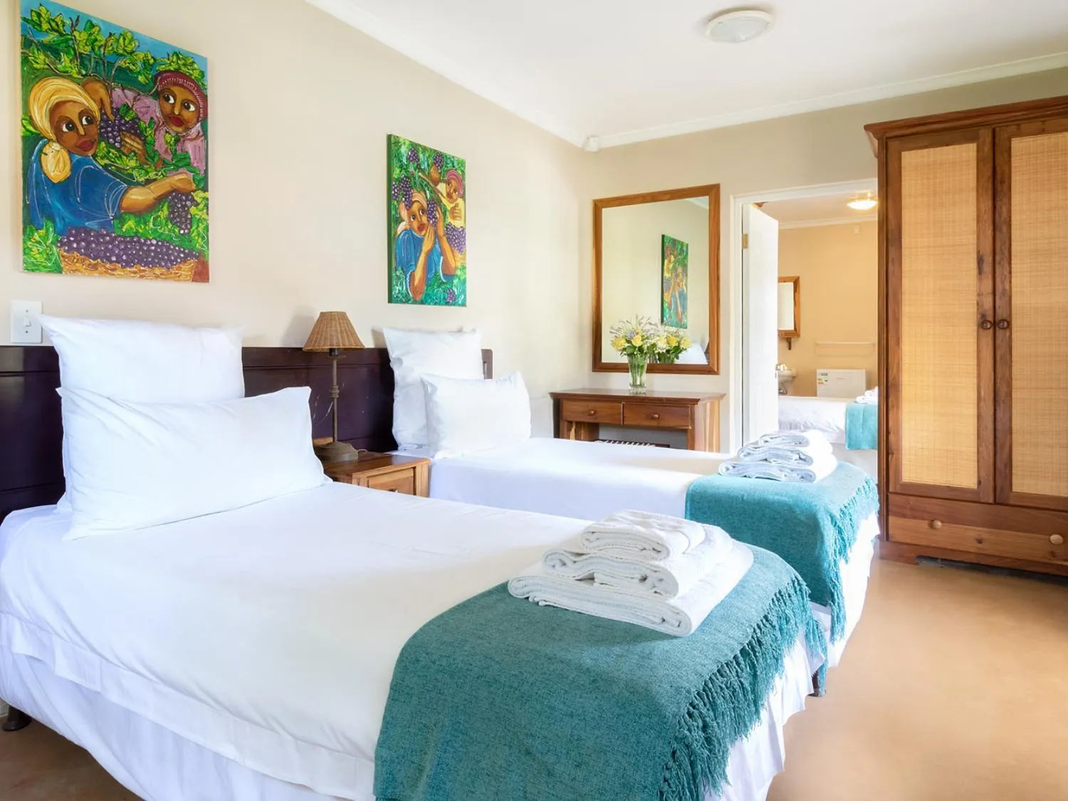 Photo of the whole room, Bed in Ongegund Lodge