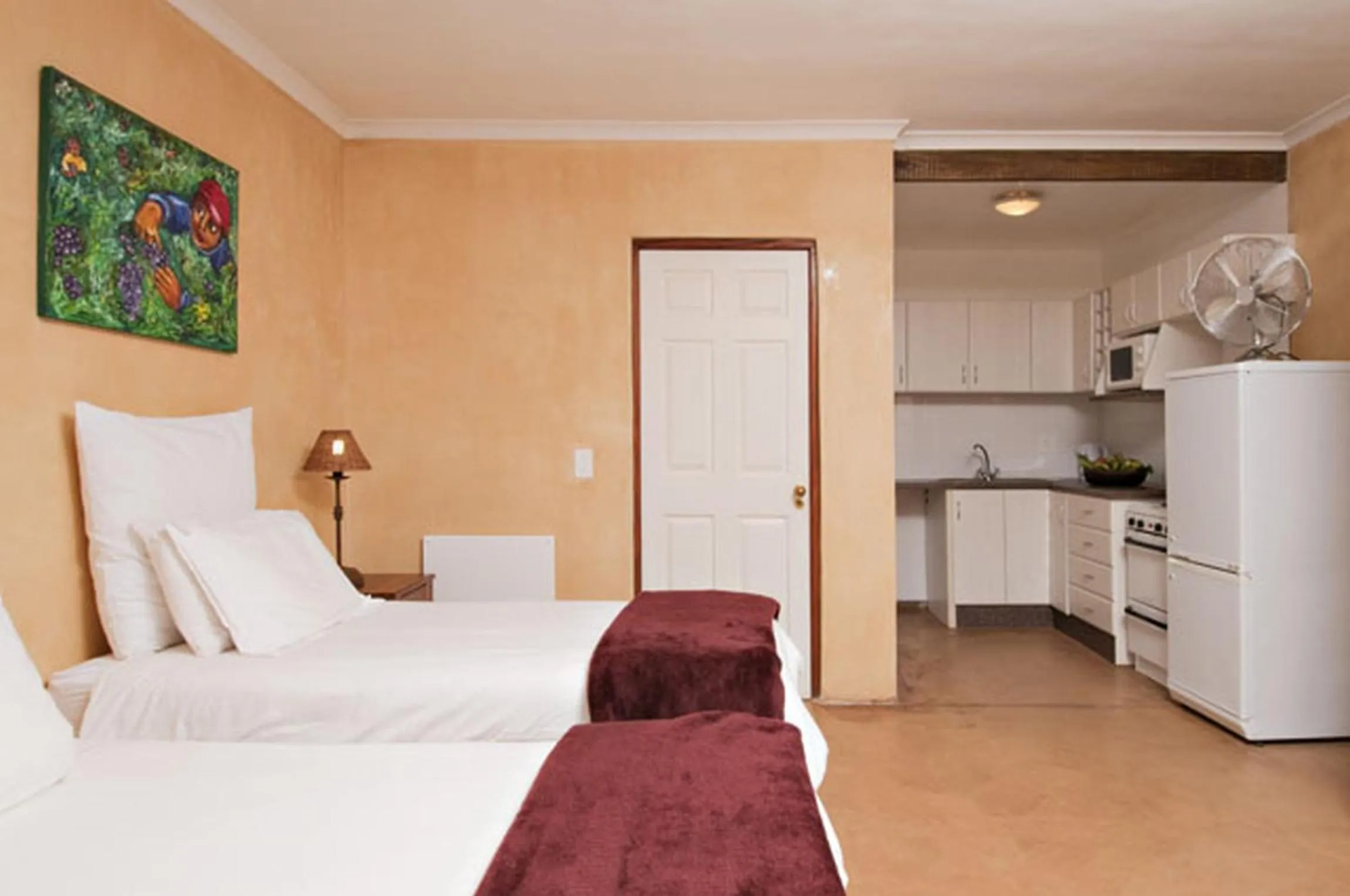 Kitchen or kitchenette, Bed in Ongegund Lodge