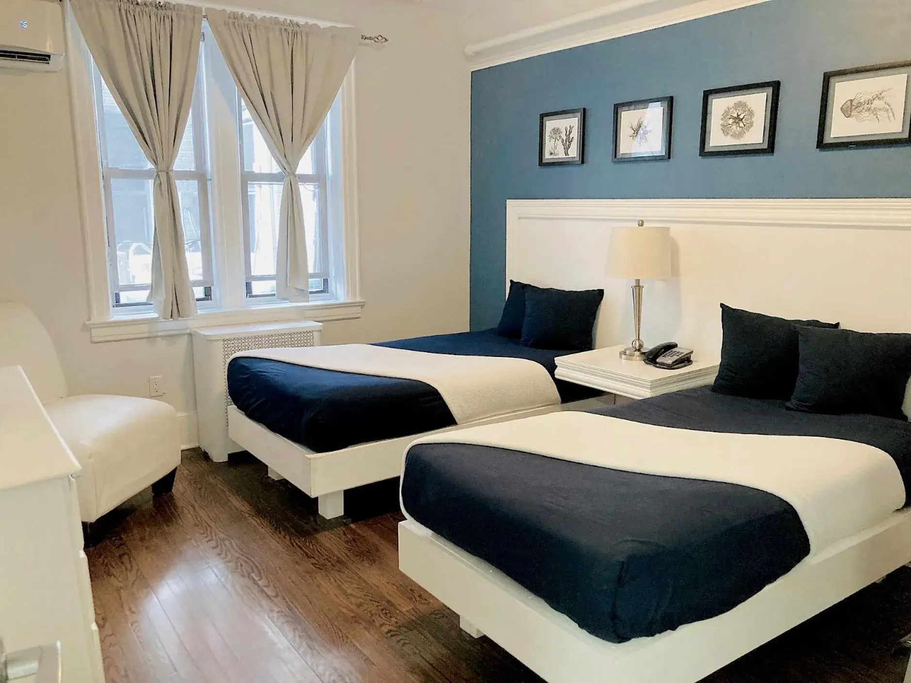 Standard Twin Room in Long Beach Hotel Standard Twin Room in Long Beach Hotel