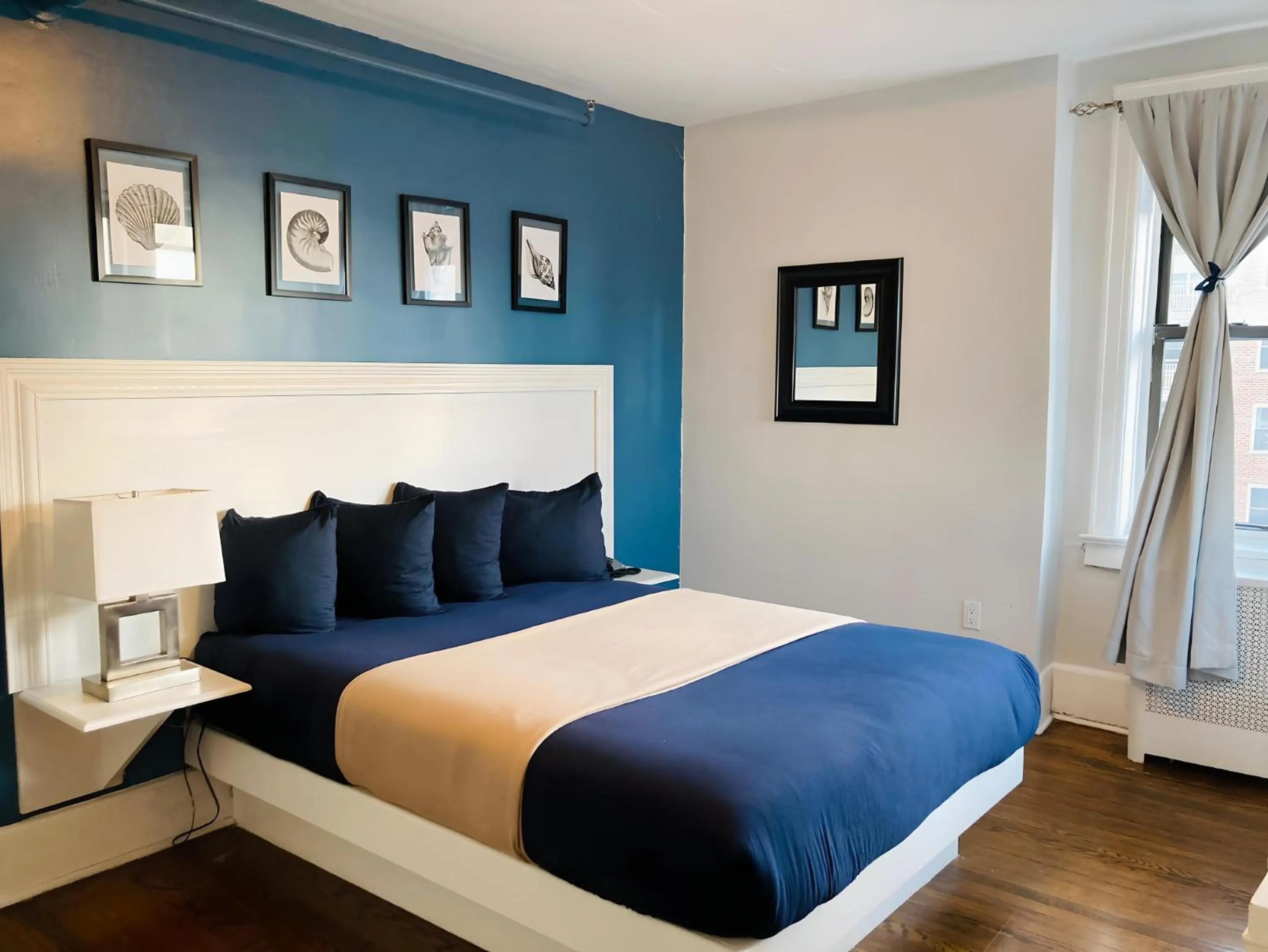 Bed in Long Beach Hotel