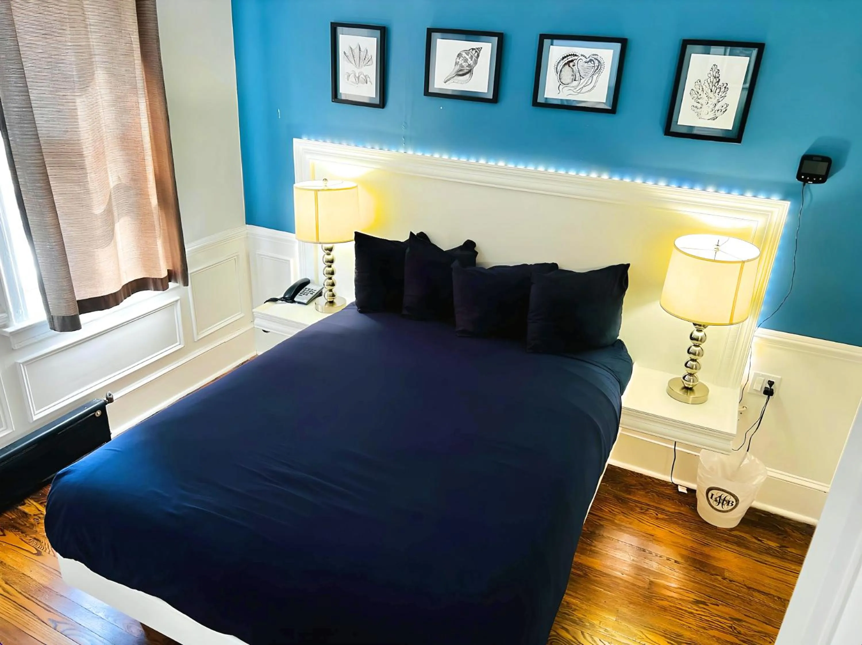 Bed in Long Beach Hotel