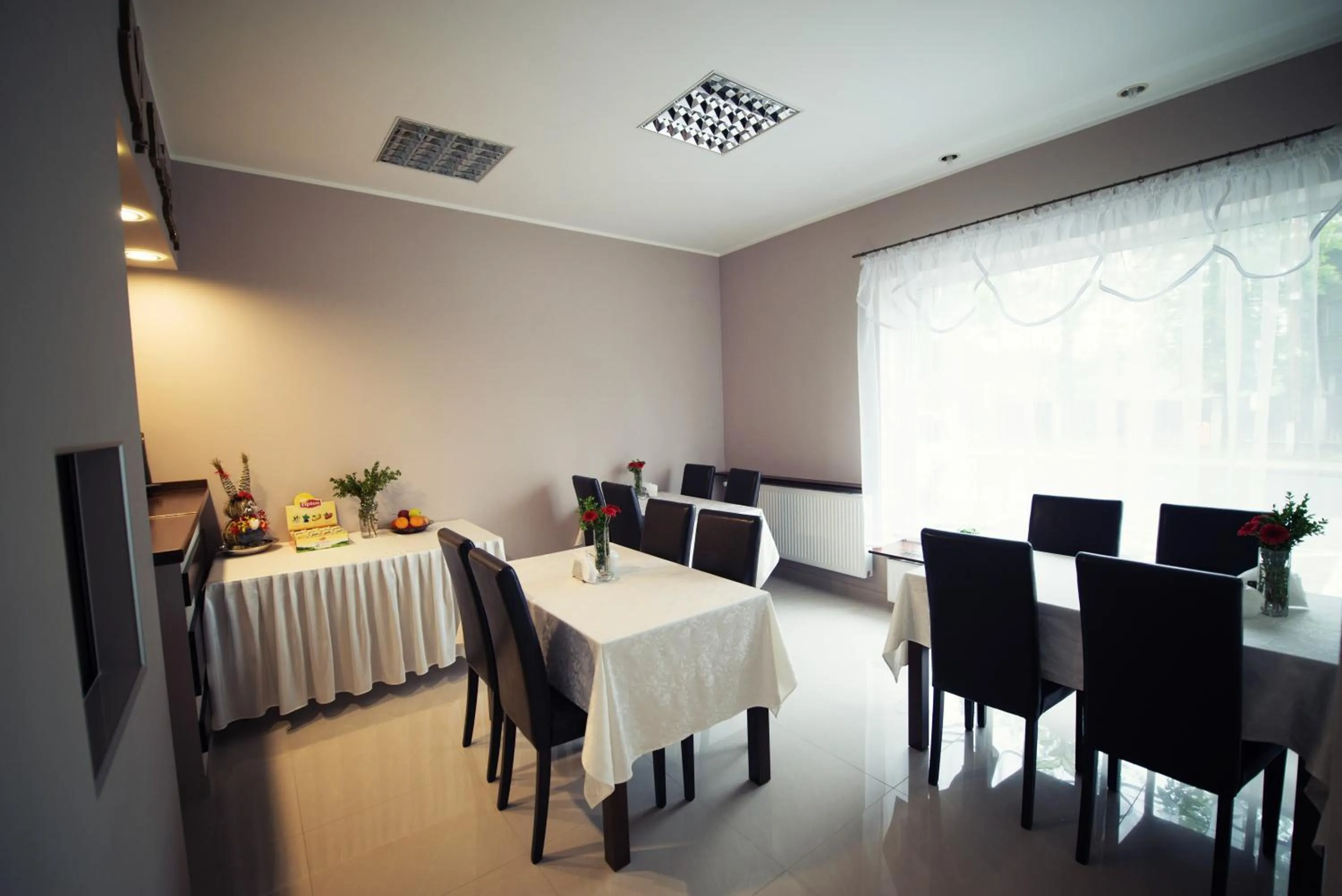 Restaurant/places to eat in Makara