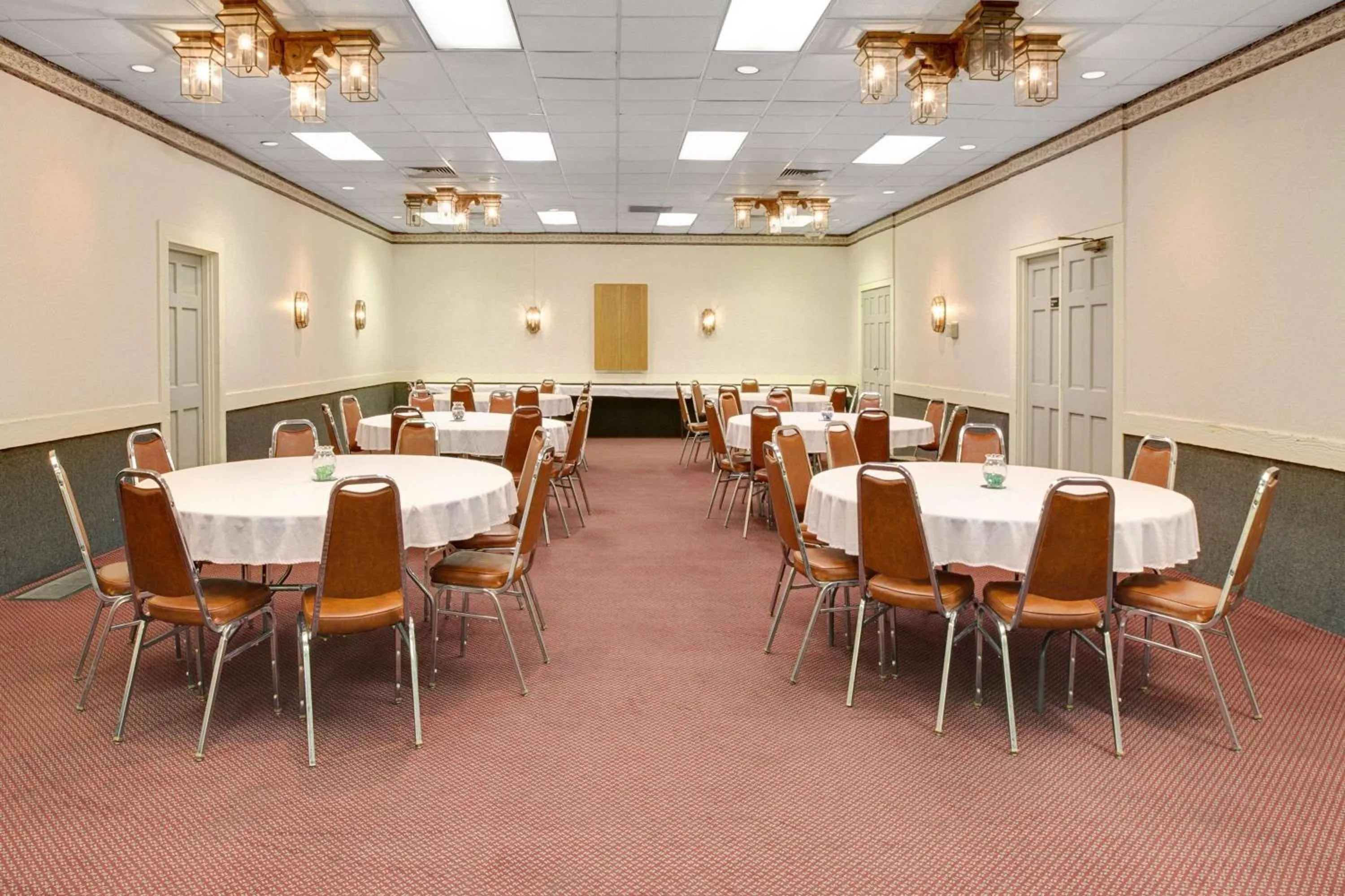 On site, Restaurant/Places to Eat in Super 8 by Wyndham Norman