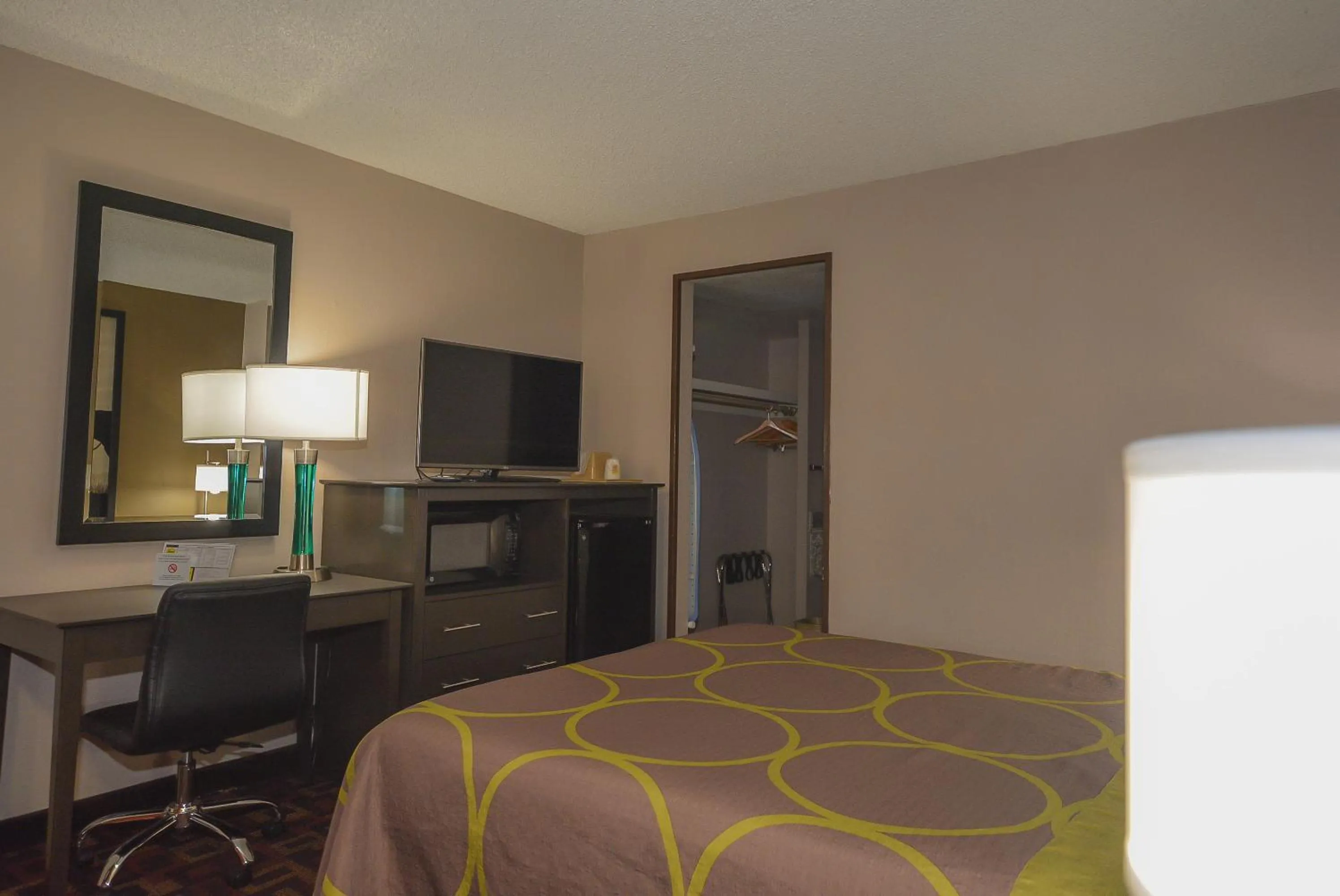 Bedroom, TV/Entertainment Center in Super 8 by Wyndham Norman