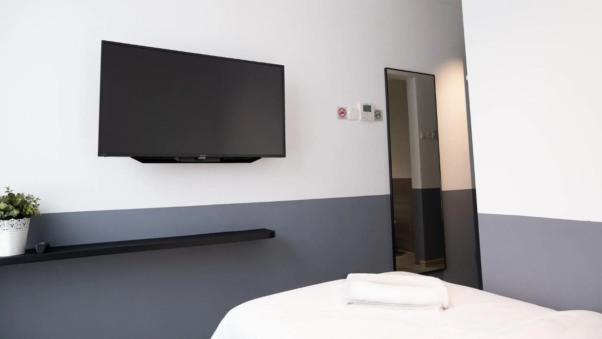 TV and multimedia, Bed in VicHaus Serviced Apartment