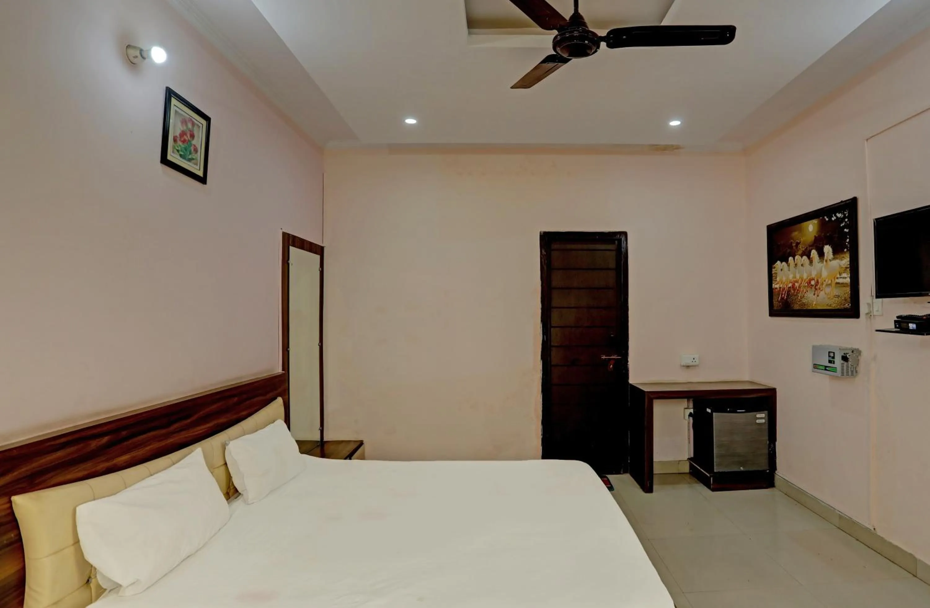 Bedroom, Bed in OYO Himanshi Palace