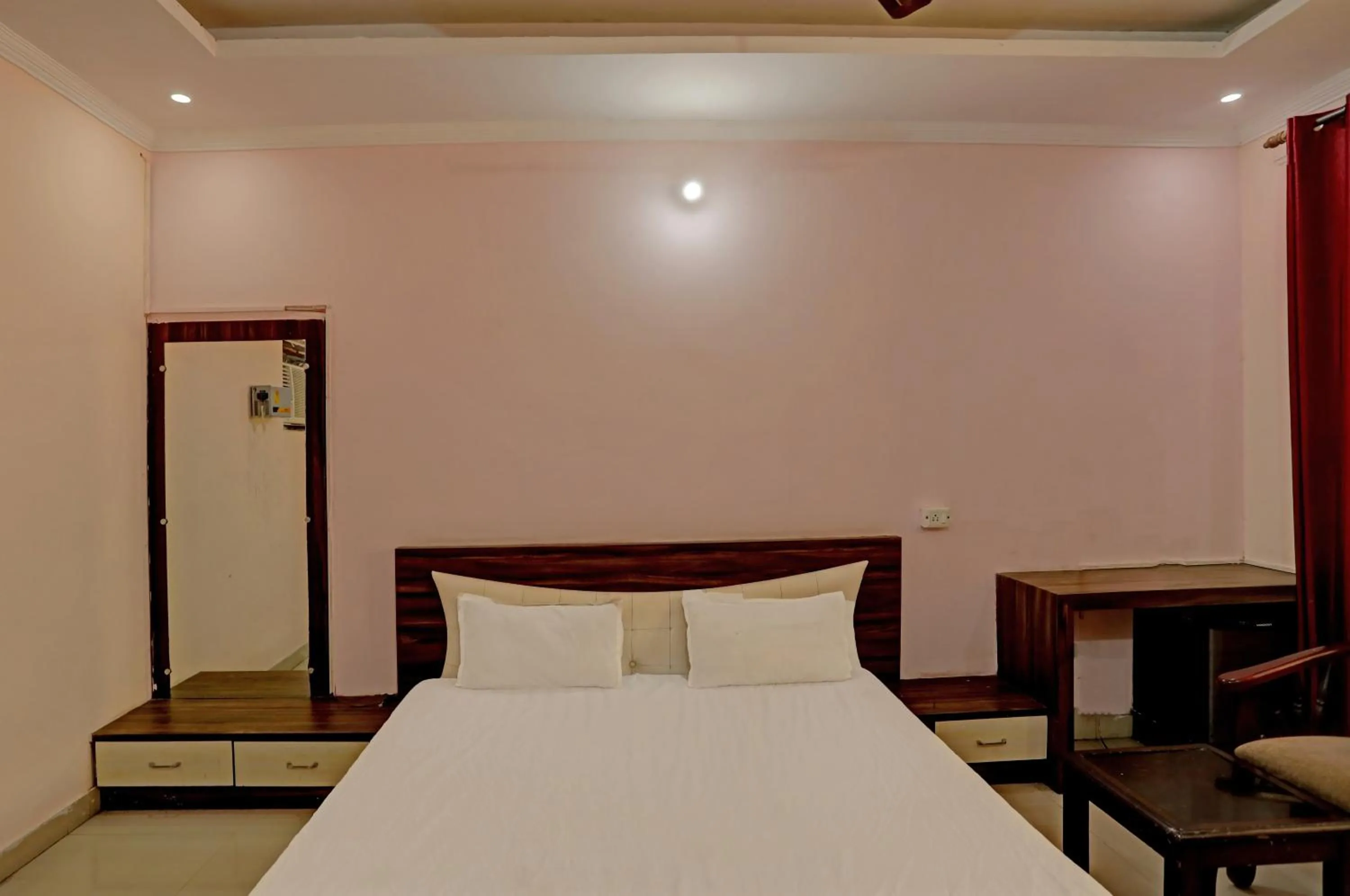 Bedroom, Bed in OYO Himanshi Palace