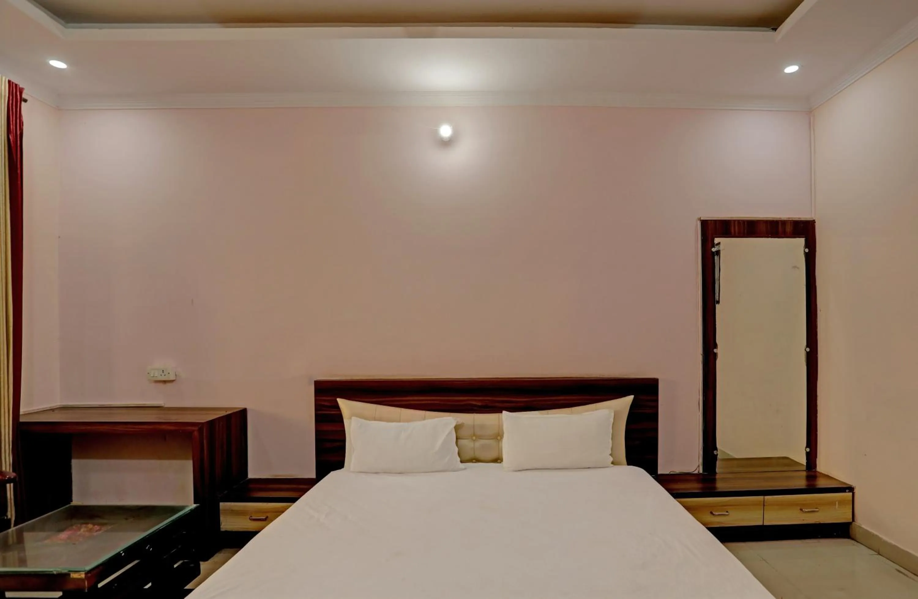 Bedroom, Bed in OYO Himanshi Palace