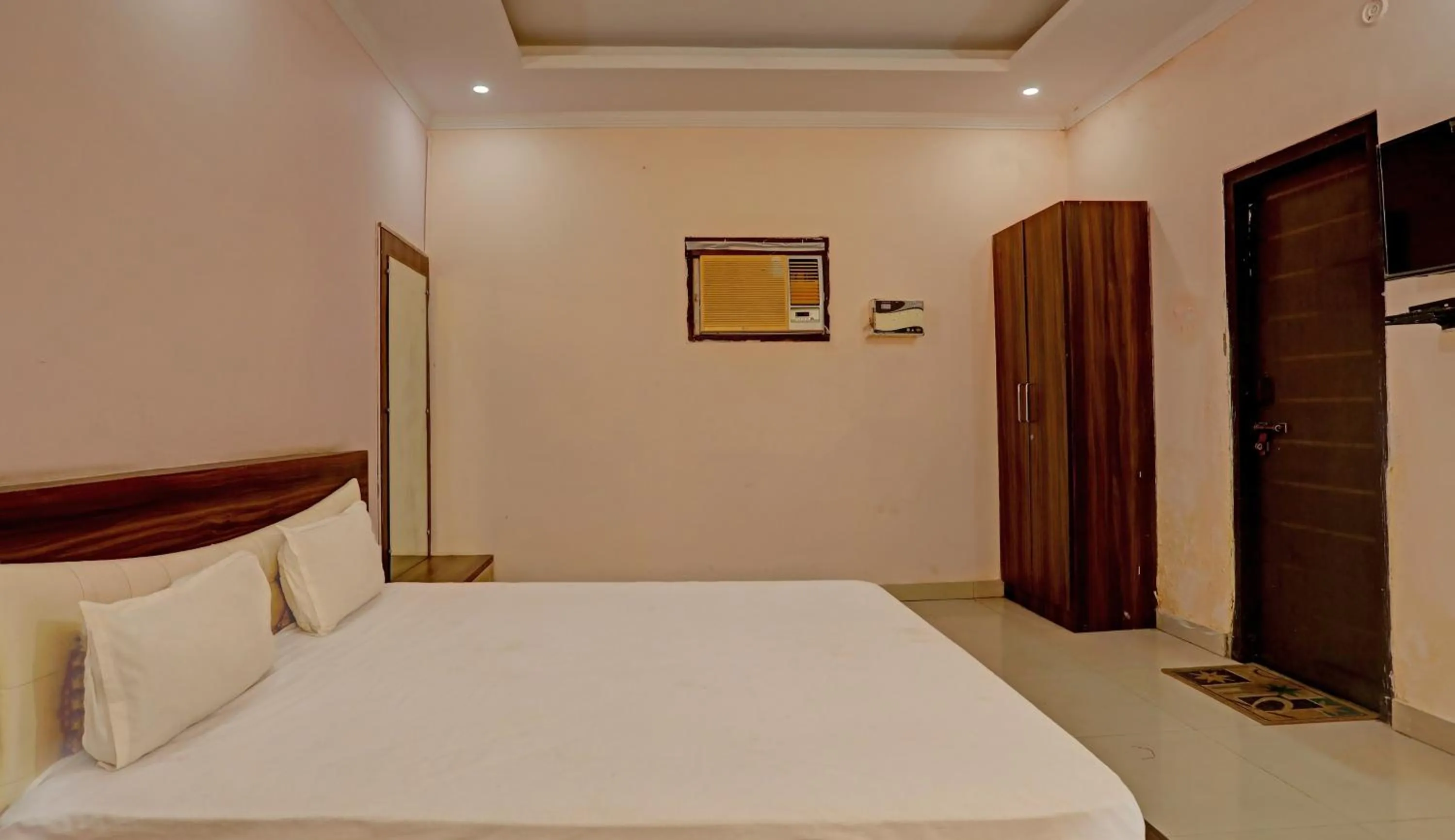 Bedroom, Bed in OYO Himanshi Palace