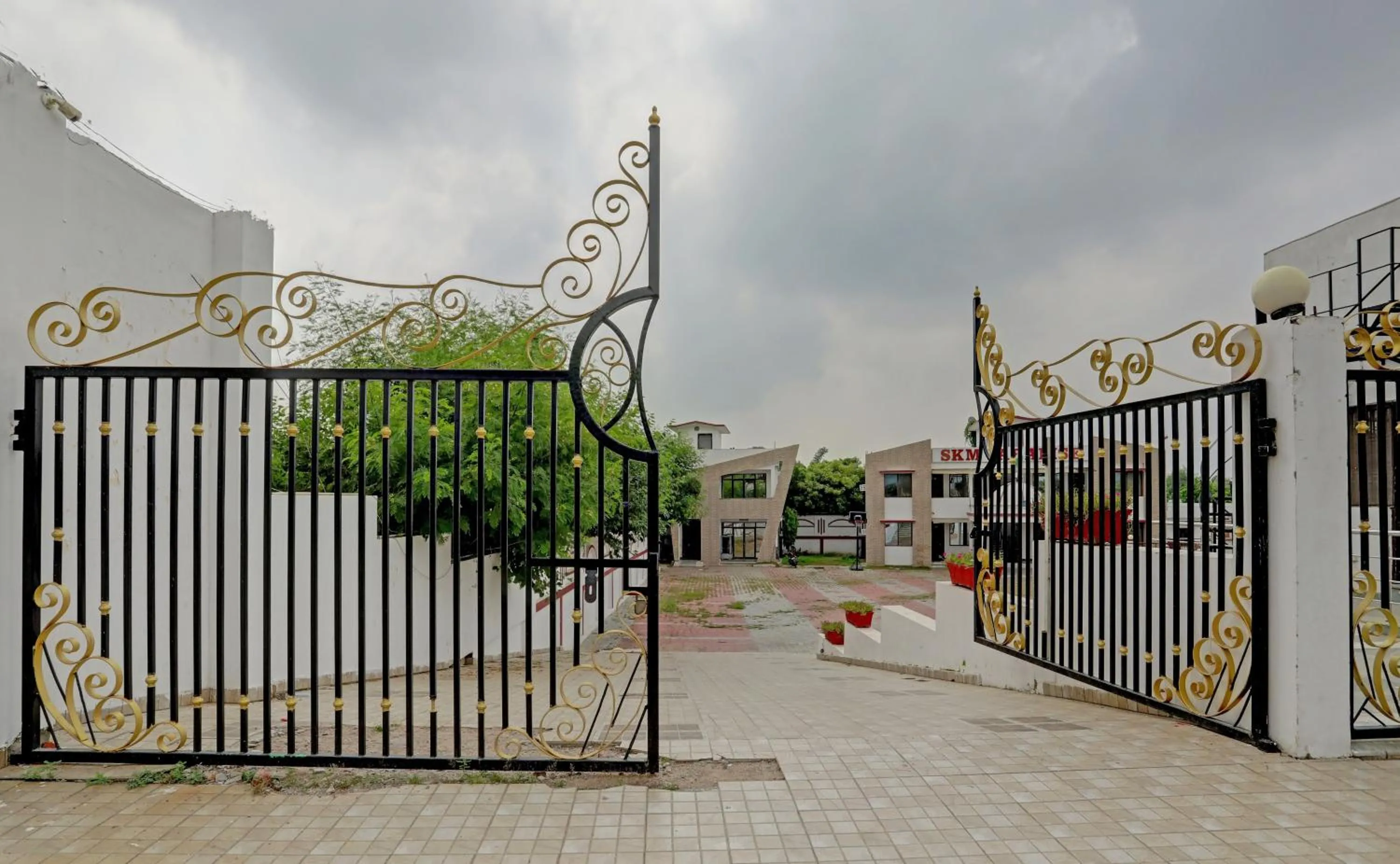 Facade/entrance in OYO Himanshi Palace