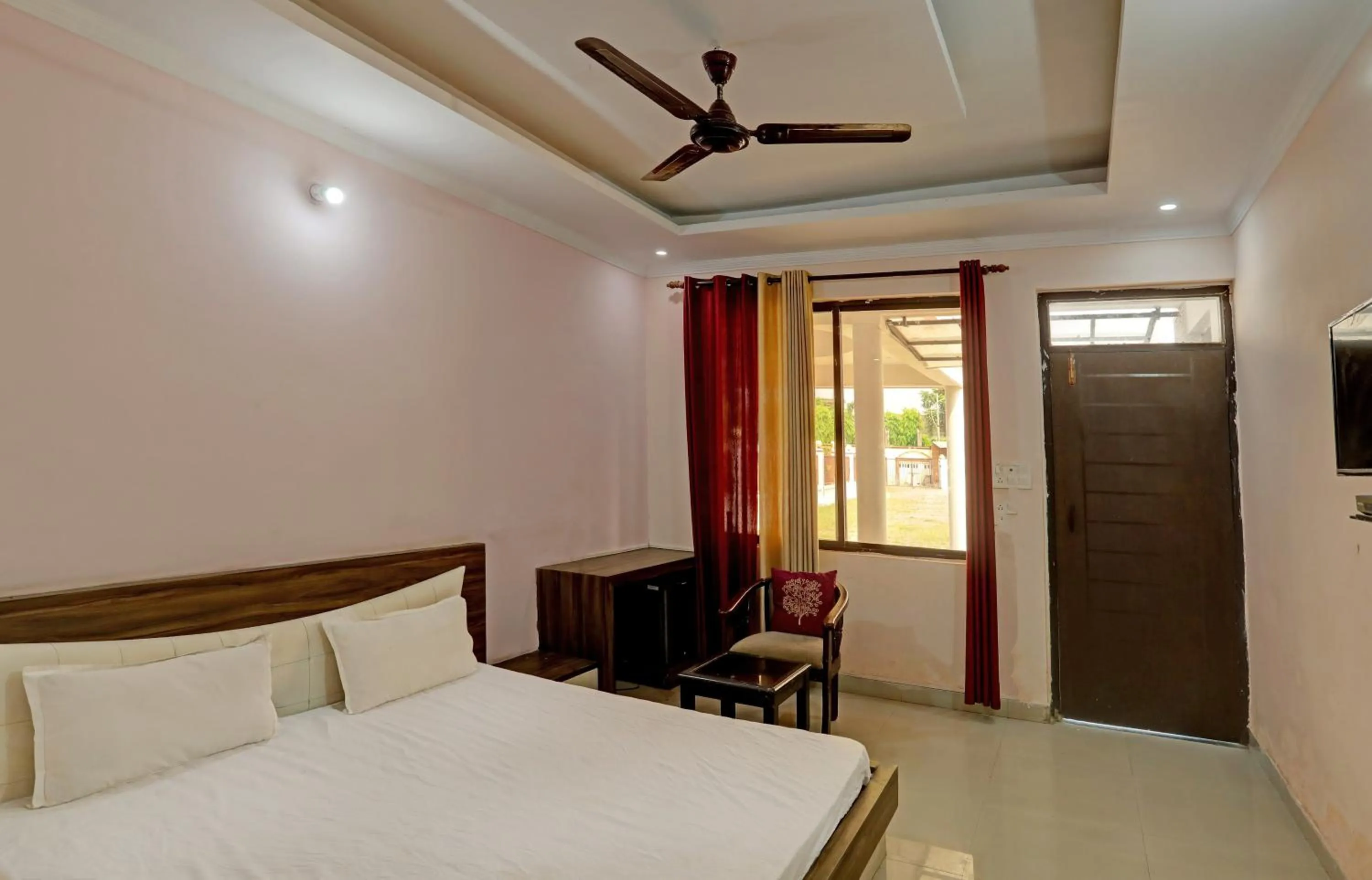 Bedroom, Bed in OYO Himanshi Palace