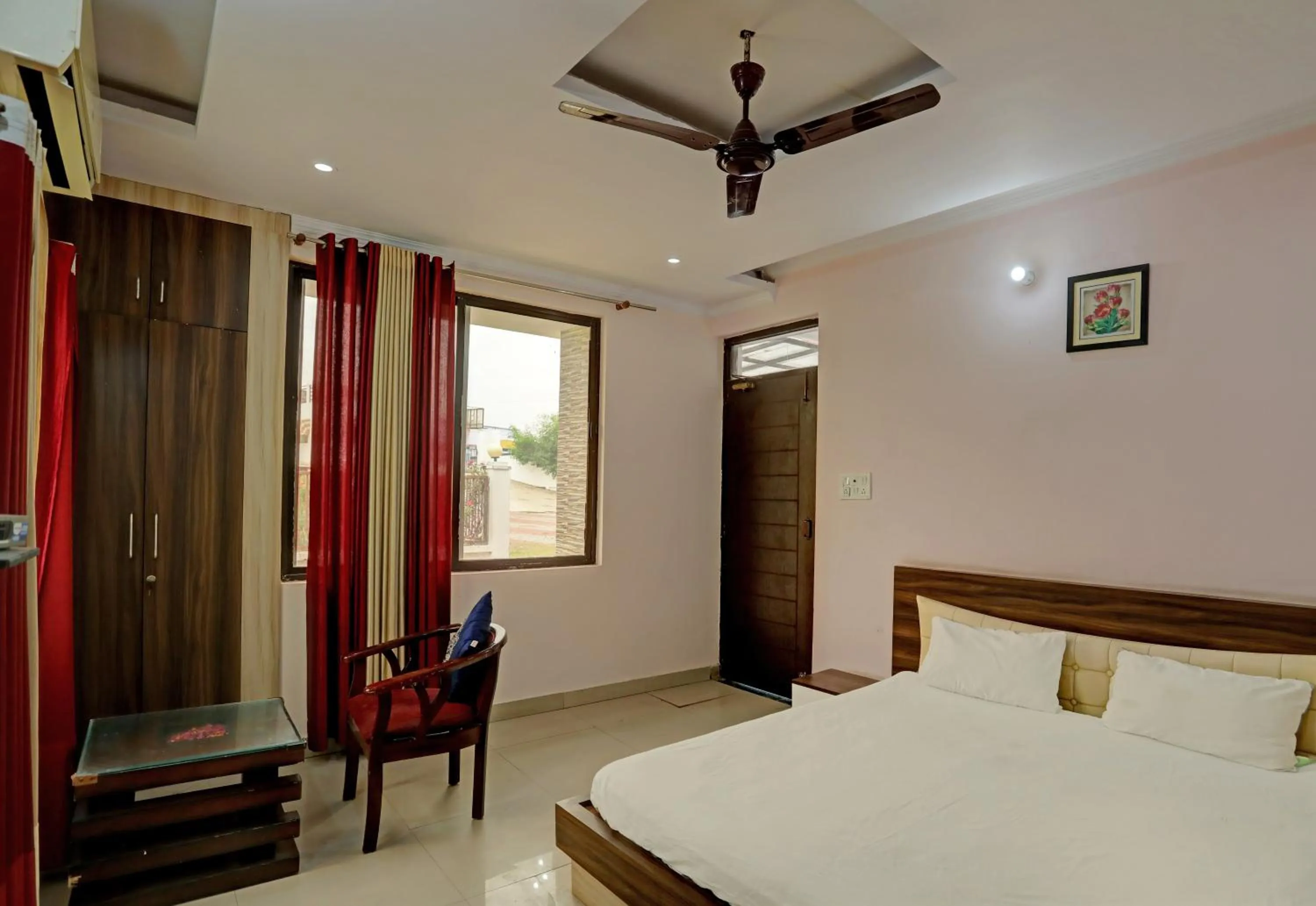 Bedroom, Bed in OYO Himanshi Palace