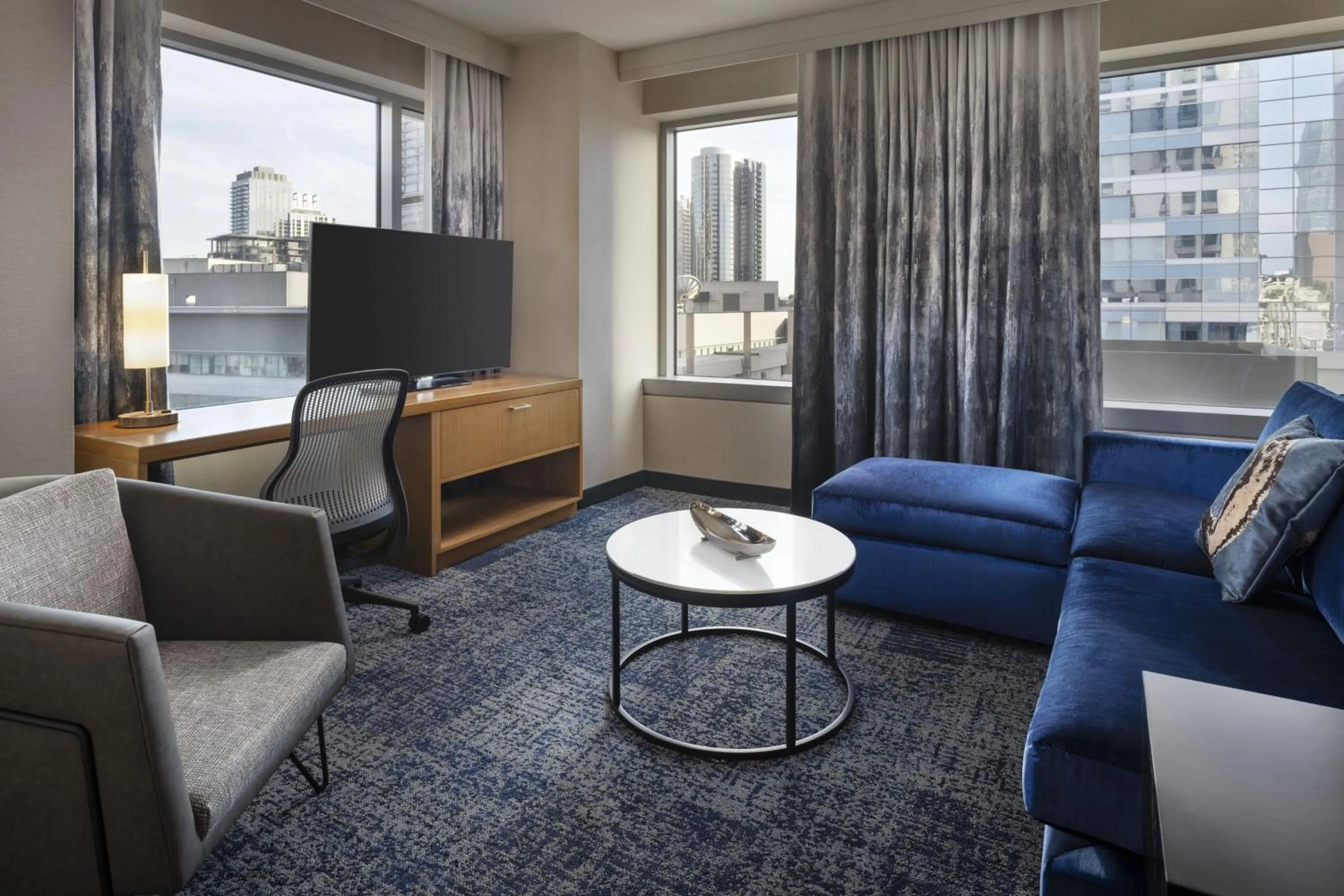 Living room in Courtyard by Marriott Los Angeles L.A. LIVE