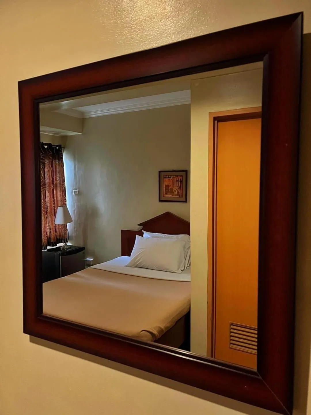 Bed in Blue Velvet Hotel -CM Recto