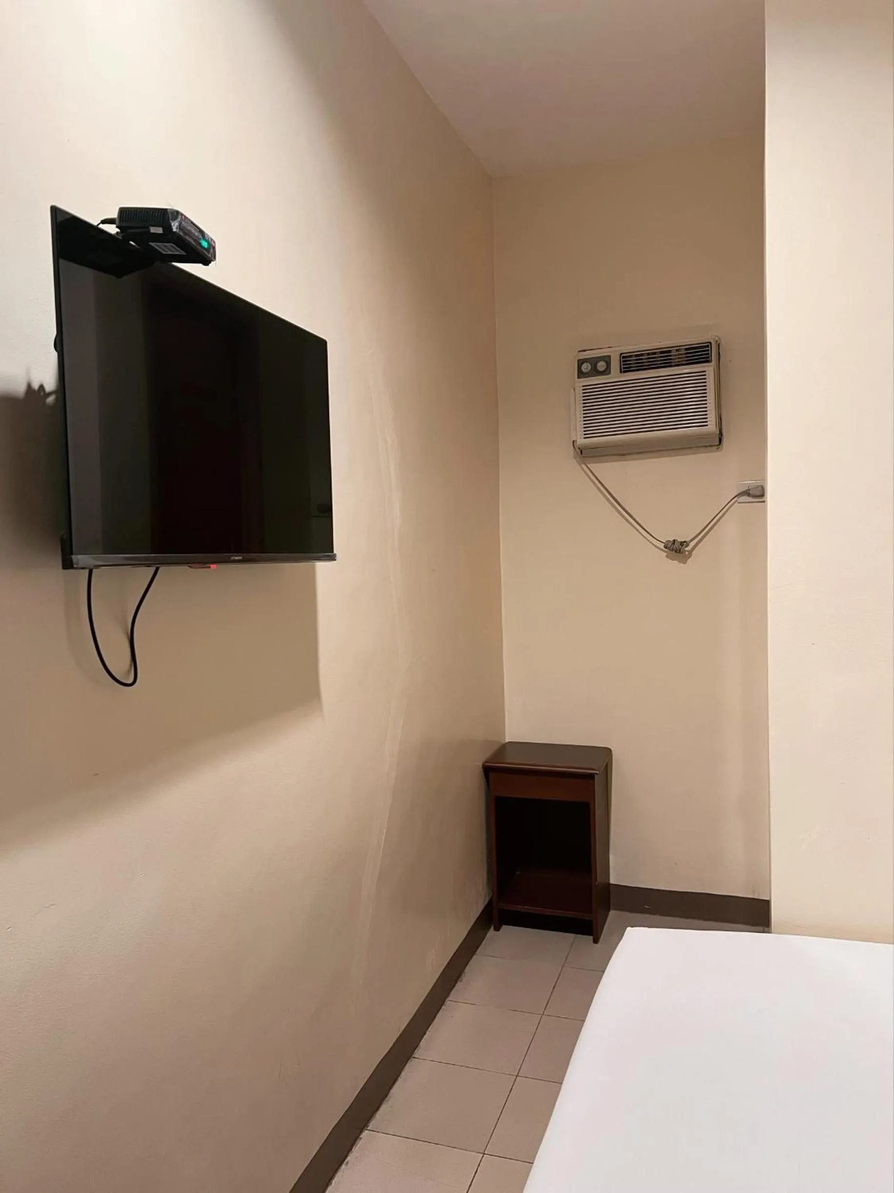 Bed in Blue Velvet Hotel -CM Recto