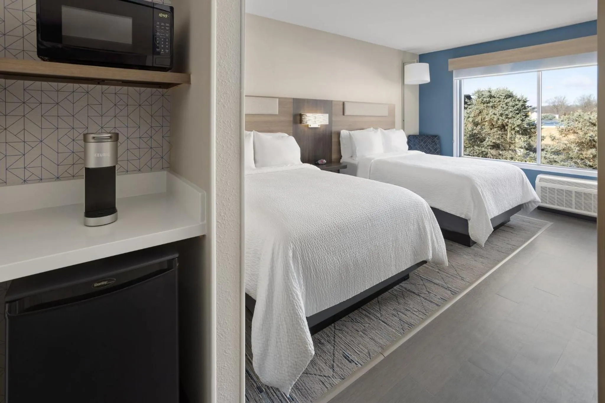 Photo of the whole room, Bed in Holiday Inn Express & Suites Waynesboro East