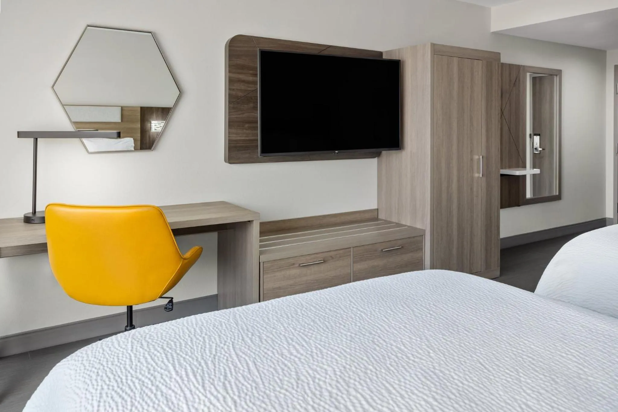 Bedroom, Bed in Holiday Inn Express & Suites Waynesboro East