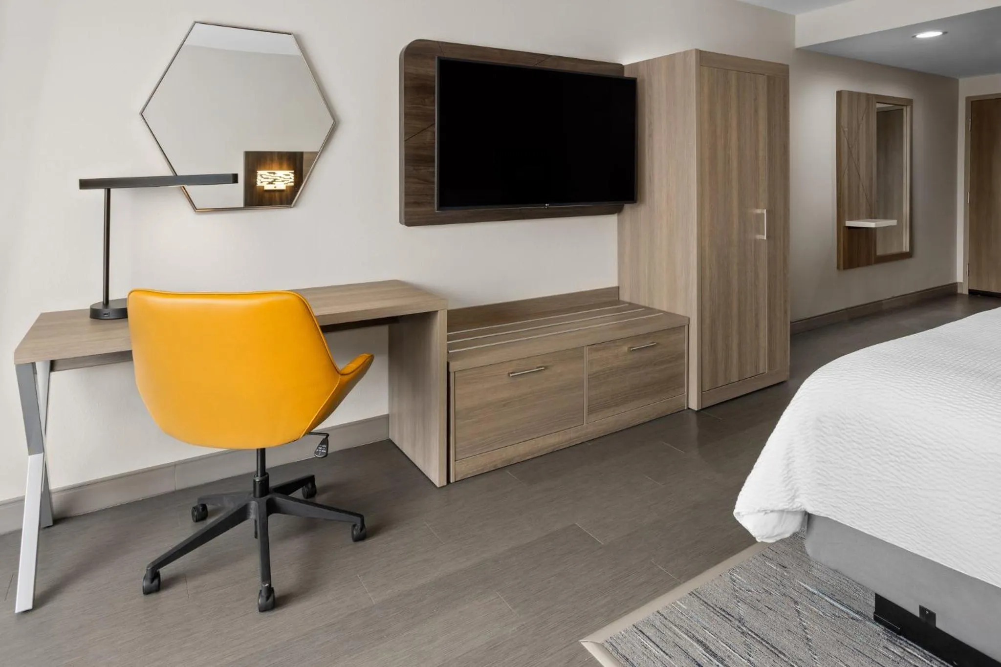 Photo of the whole room, Bed in Holiday Inn Express & Suites Waynesboro East