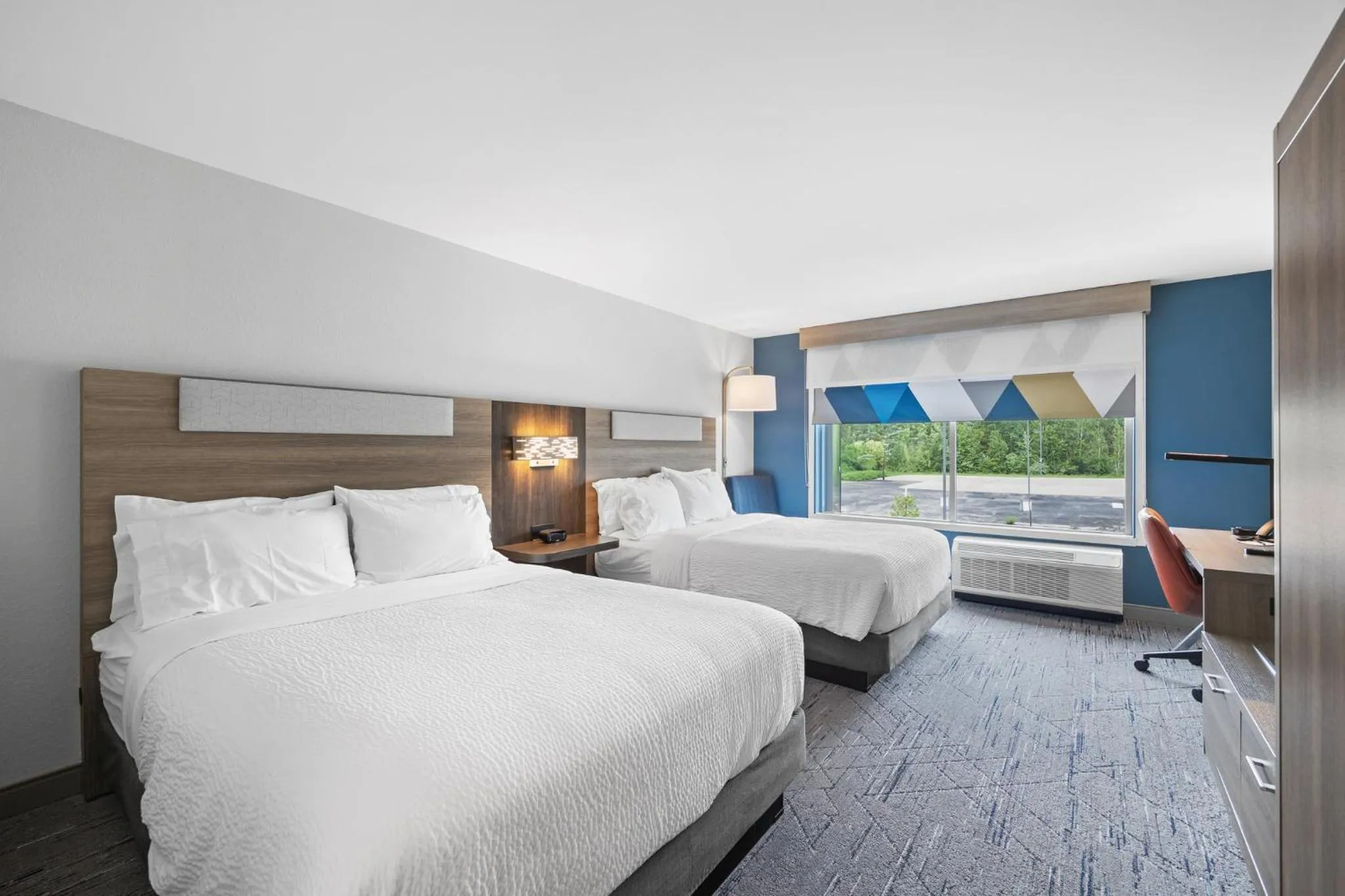 Photo of the whole room, Bed in Holiday Inn Express & Suites Marinette