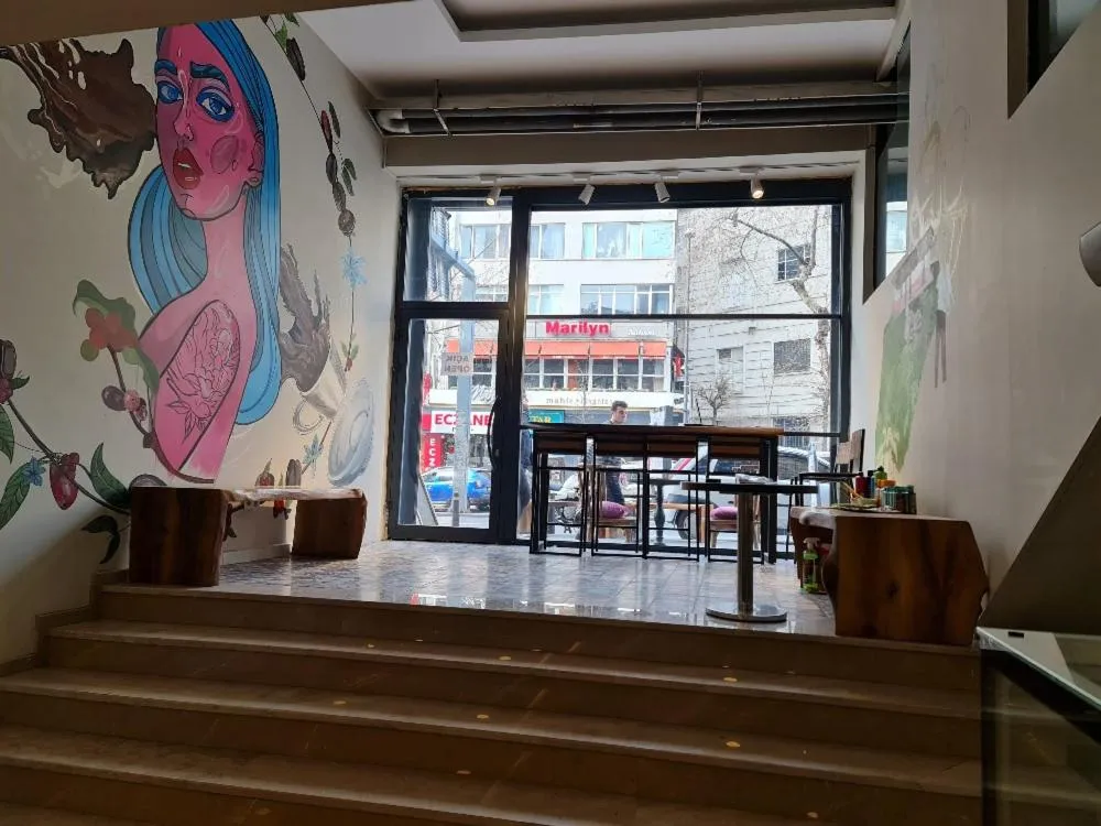 Restaurant/places to eat in Derpa Suite Hotel