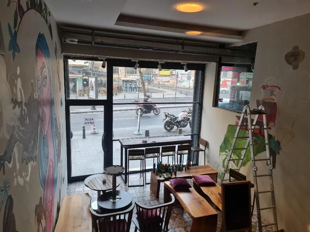 Restaurant/places to eat in Derpa Suite Hotel