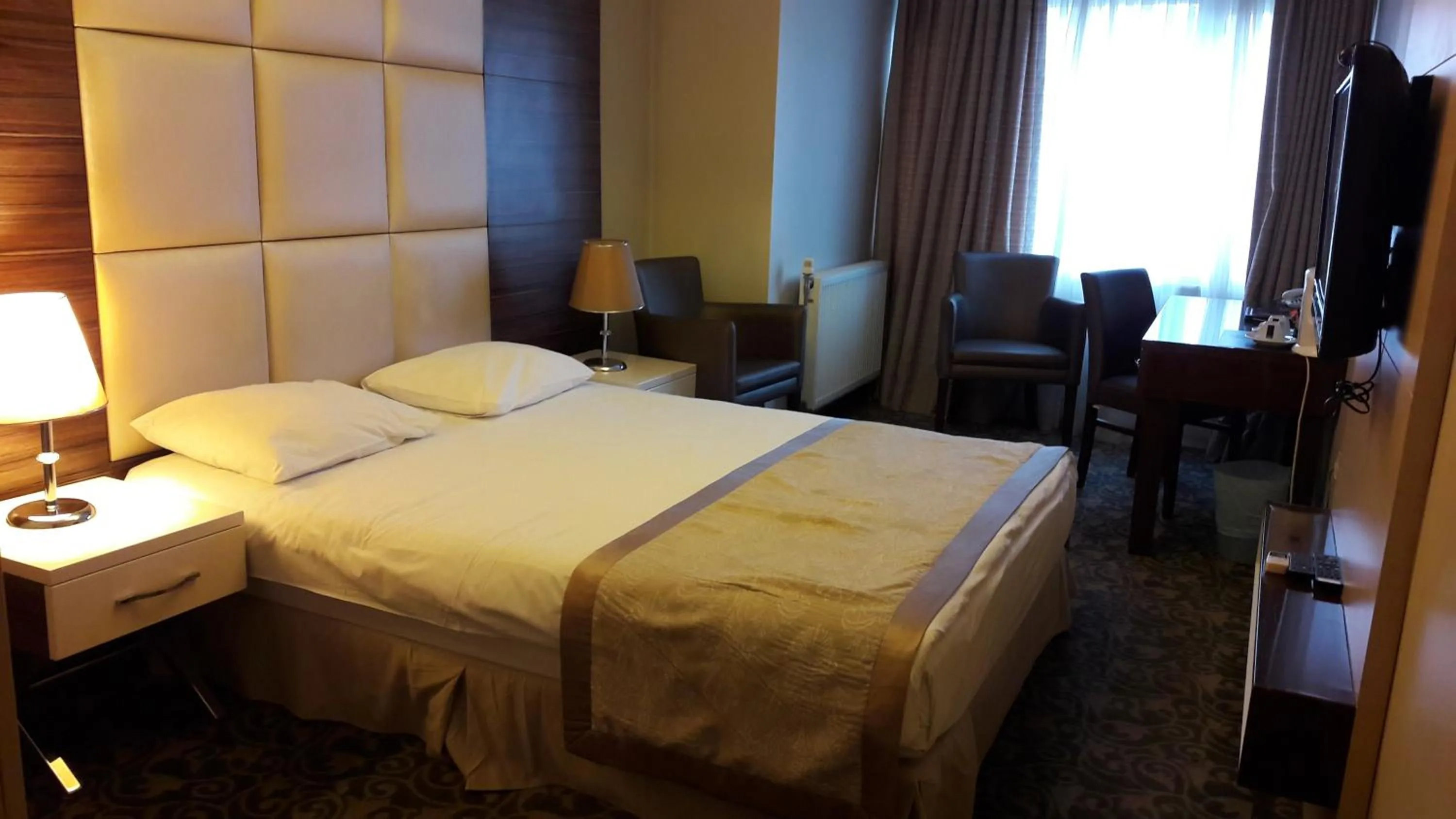 Bed in Derpa Suite Hotel