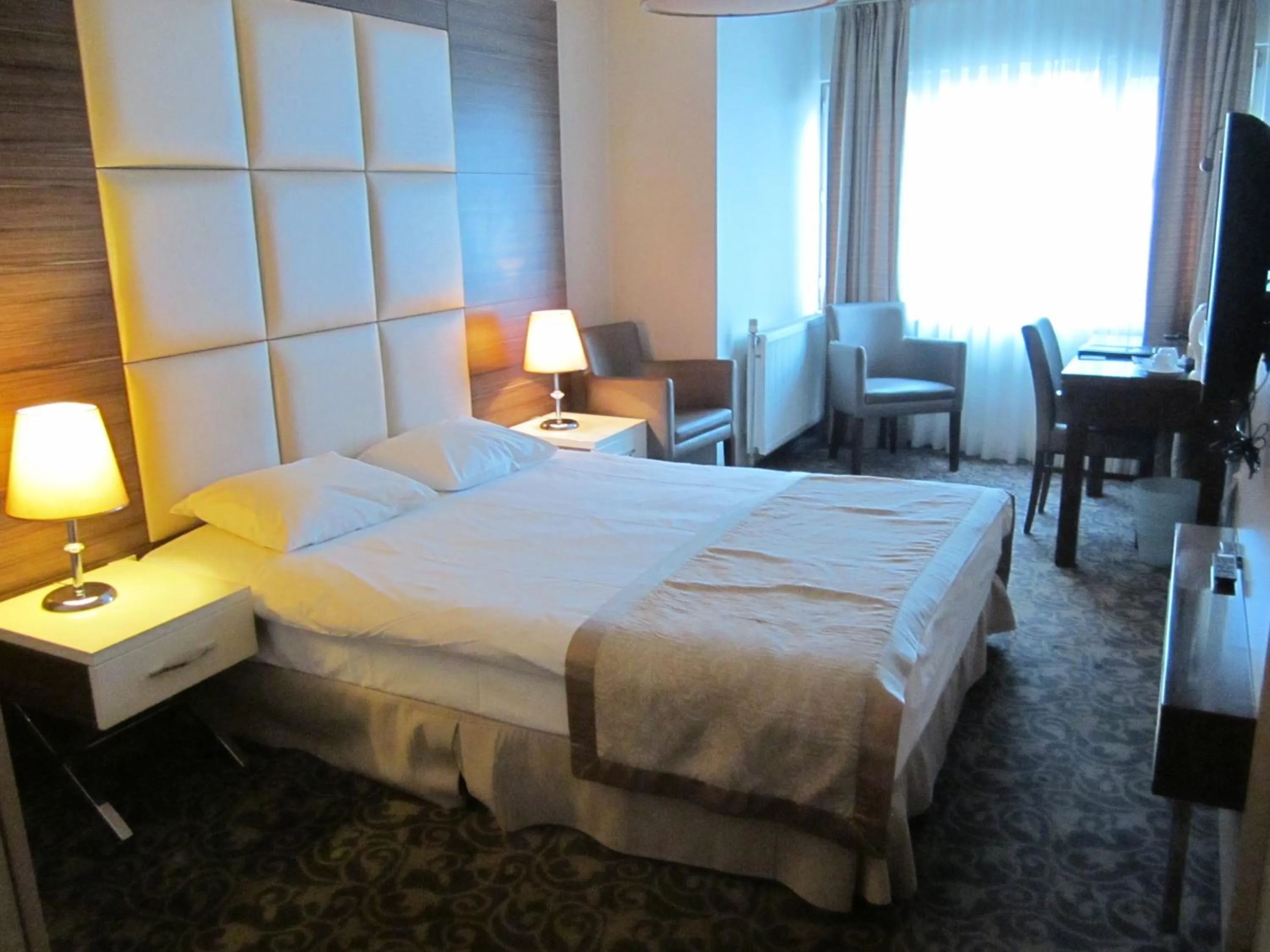 Bed in Derpa Suite Hotel