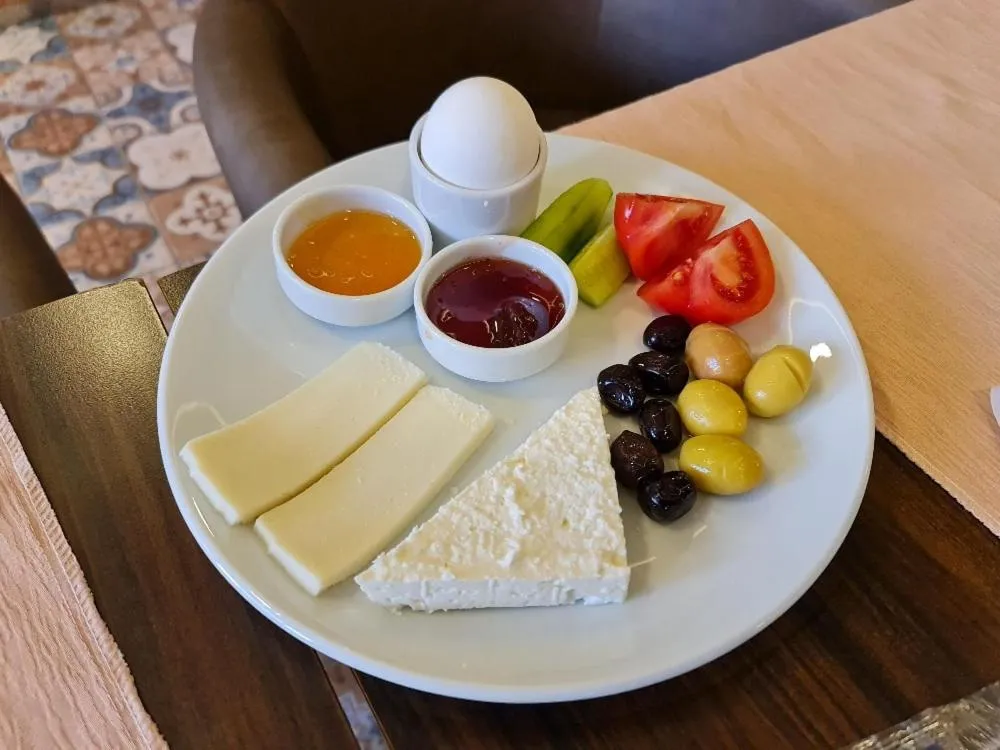 Restaurant/places to eat in Derpa Suite Hotel