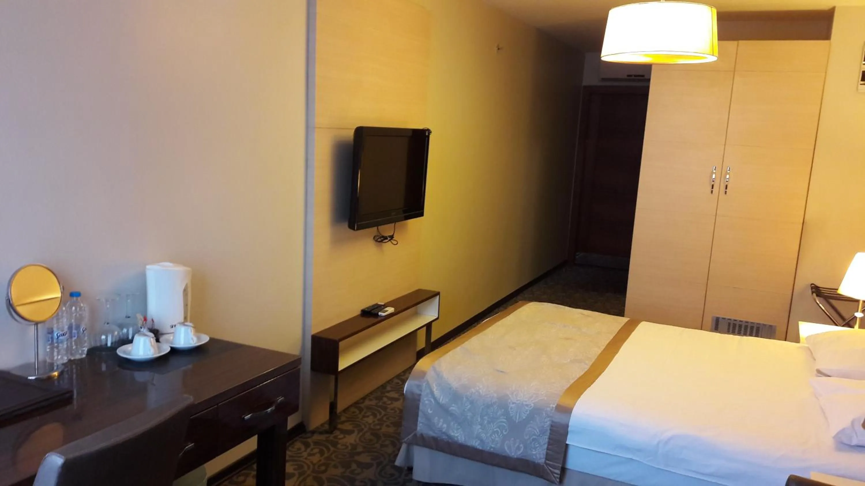 Bed in Derpa Suite Hotel