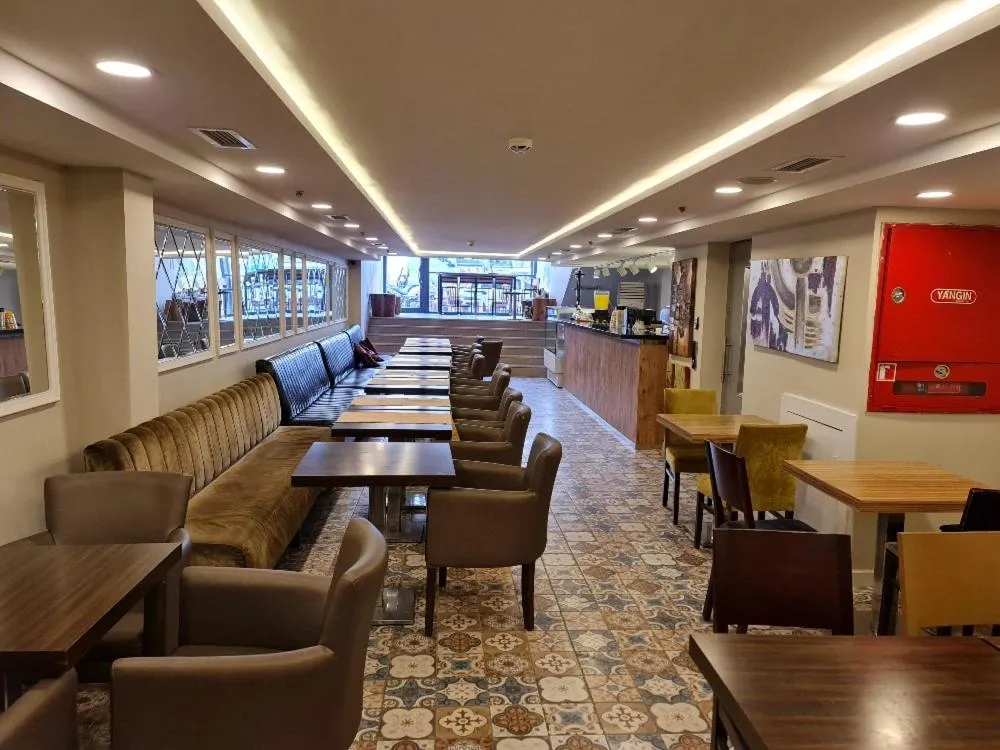 Restaurant/places to eat in Derpa Suite Hotel