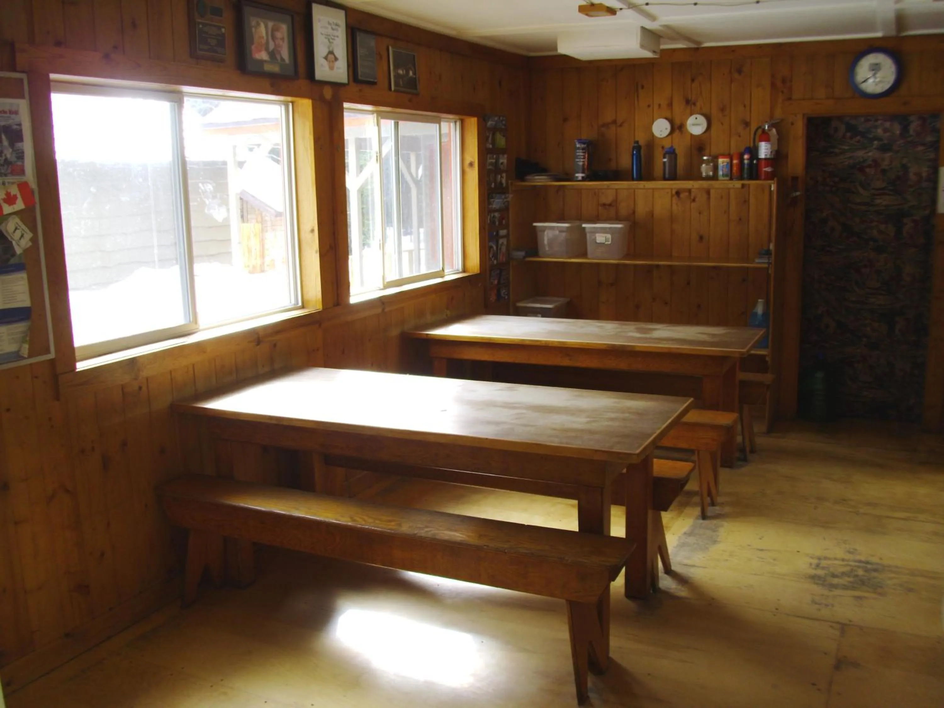 Dining area in HI Mosquito Creek - Wilderness Hostel