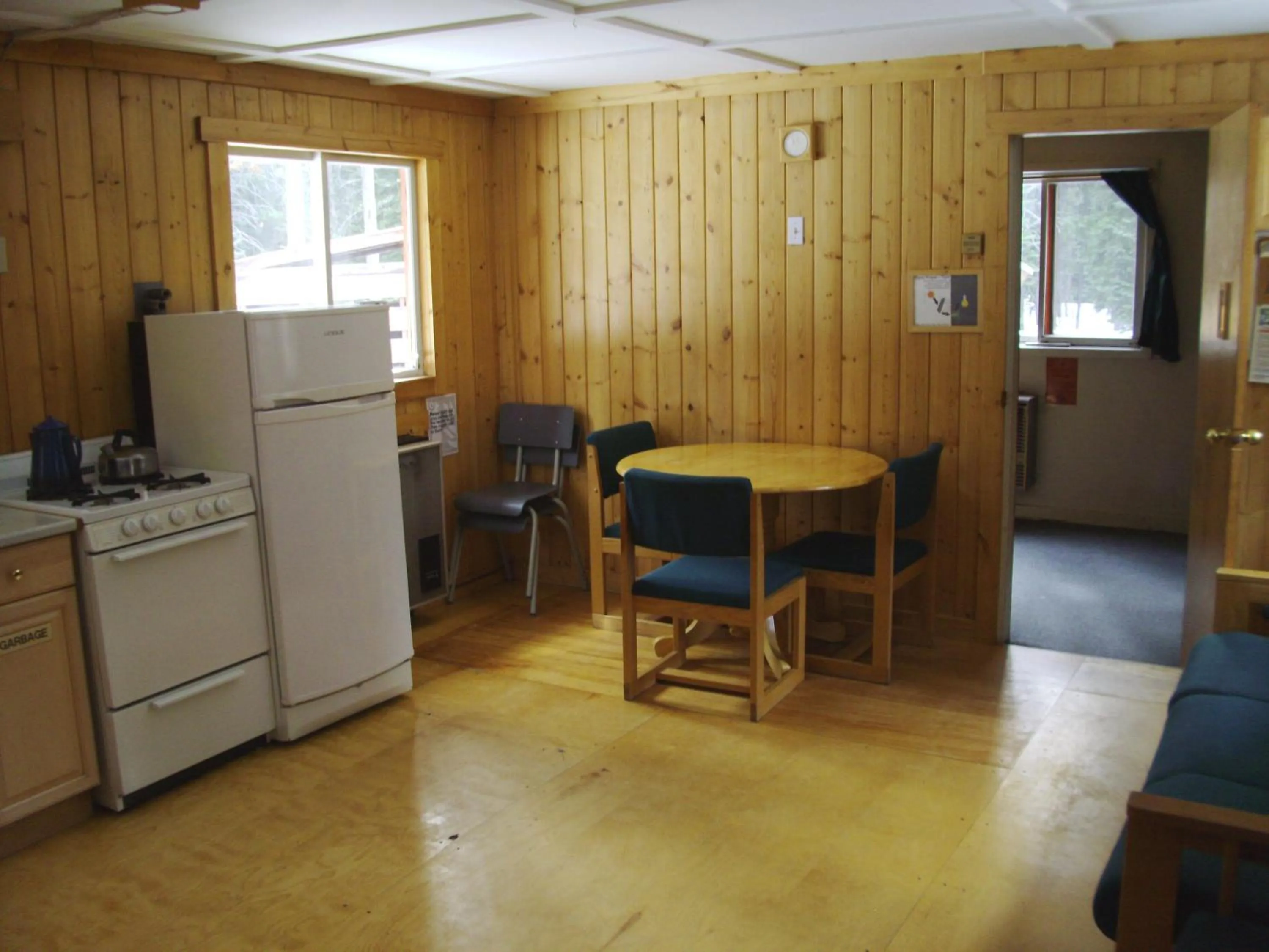 Kitchen or kitchenette in HI Mosquito Creek - Wilderness Hostel