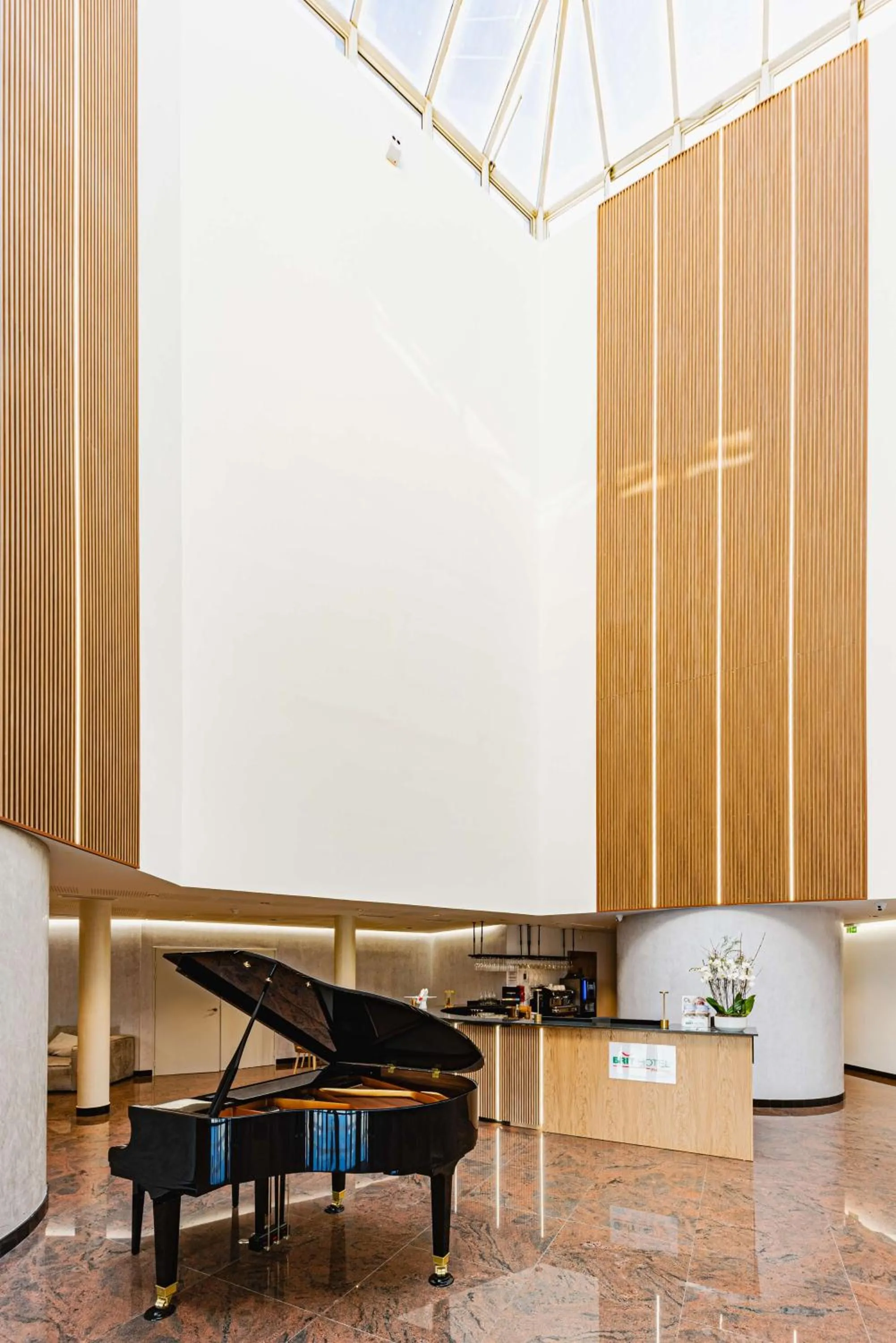 Lobby or reception in Brit Hotel Privilège Paris Rosny-sous-Bois