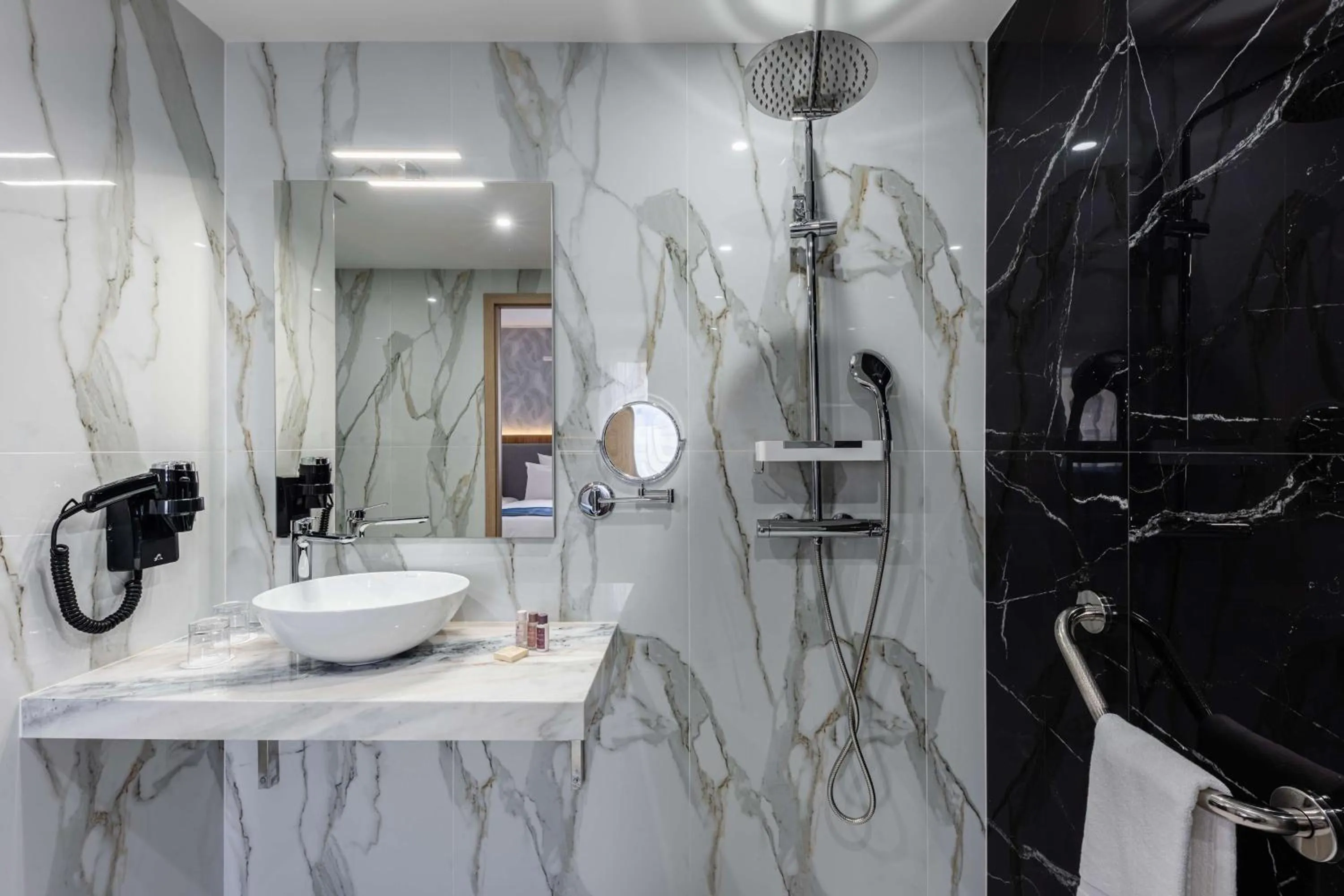 Bathroom in Brit Hotel Privilège Paris Rosny-sous-Bois