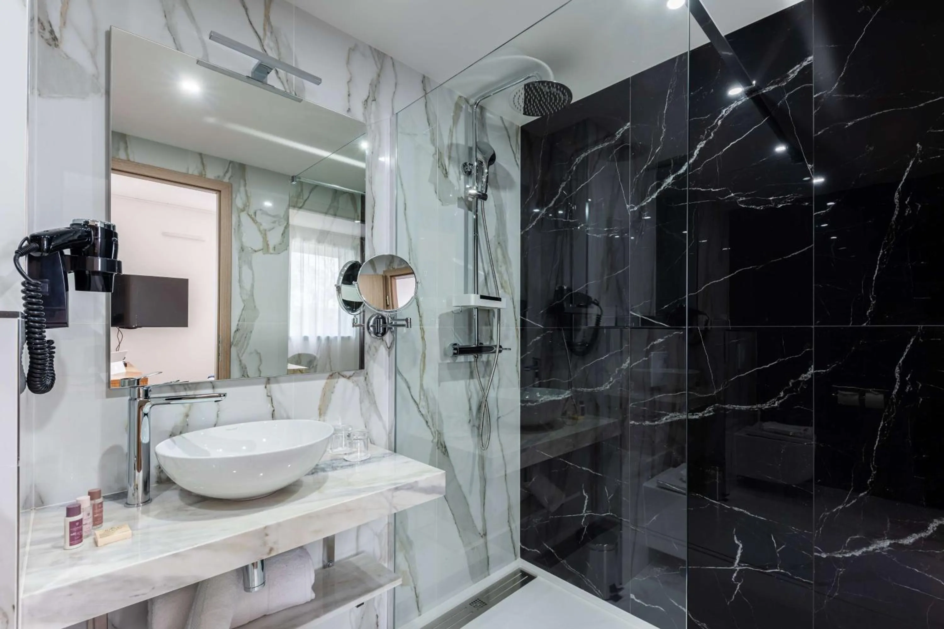 Bathroom in Brit Hotel Privilège Paris Rosny-sous-Bois