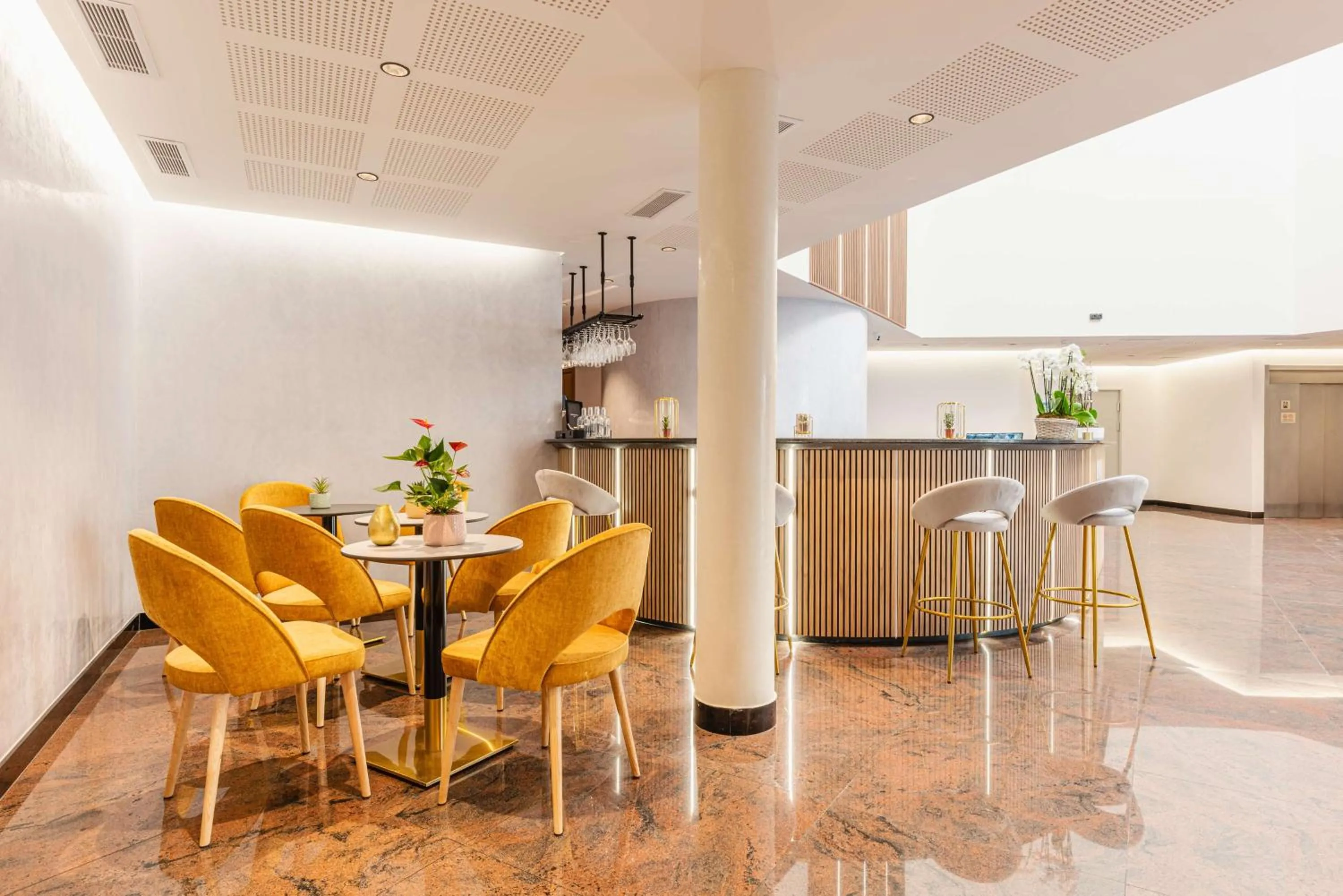 Lobby or reception in Brit Hotel Privilège Paris Rosny-sous-Bois