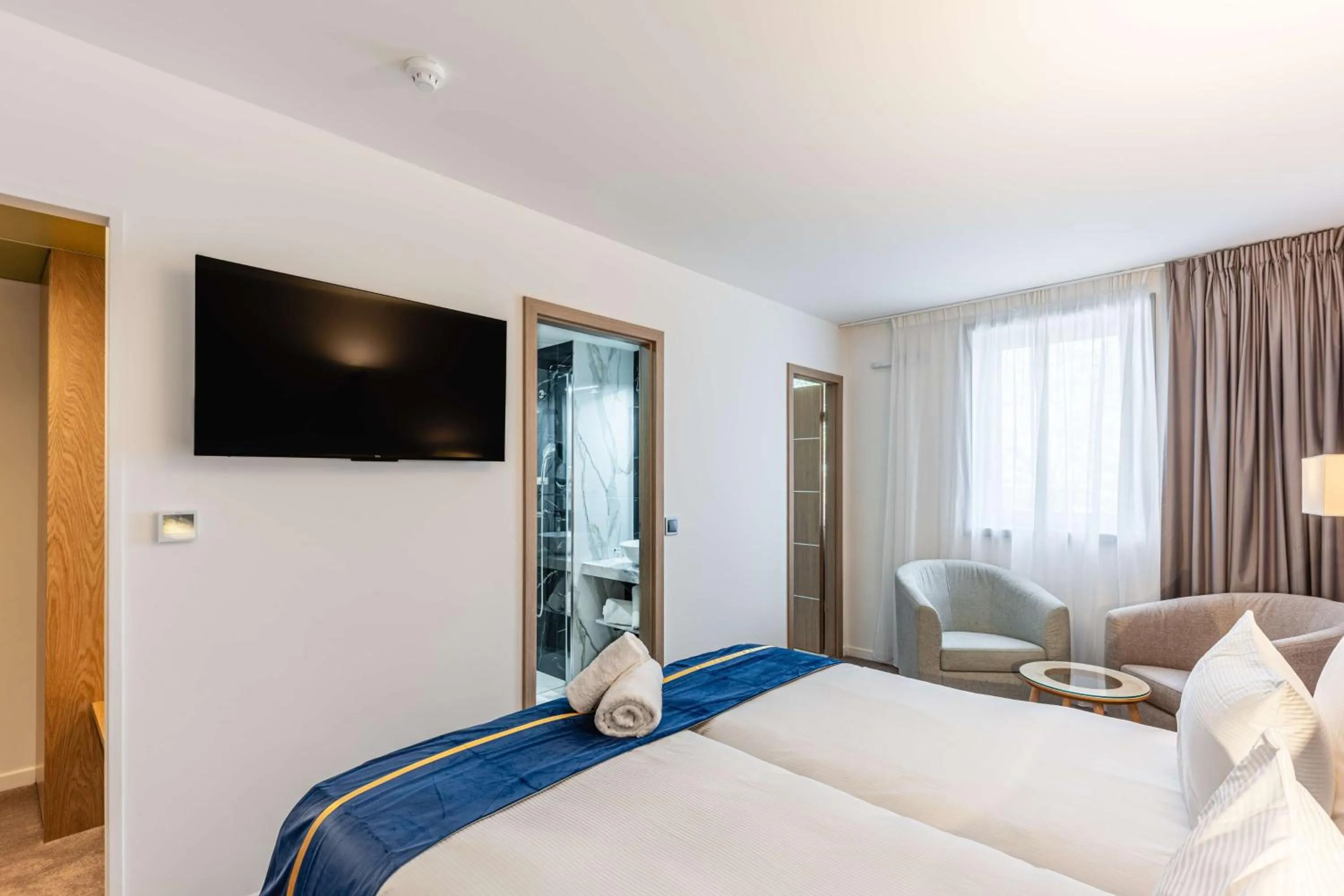 Bedroom, Bed in Brit Hotel Privilège Paris Rosny-sous-Bois