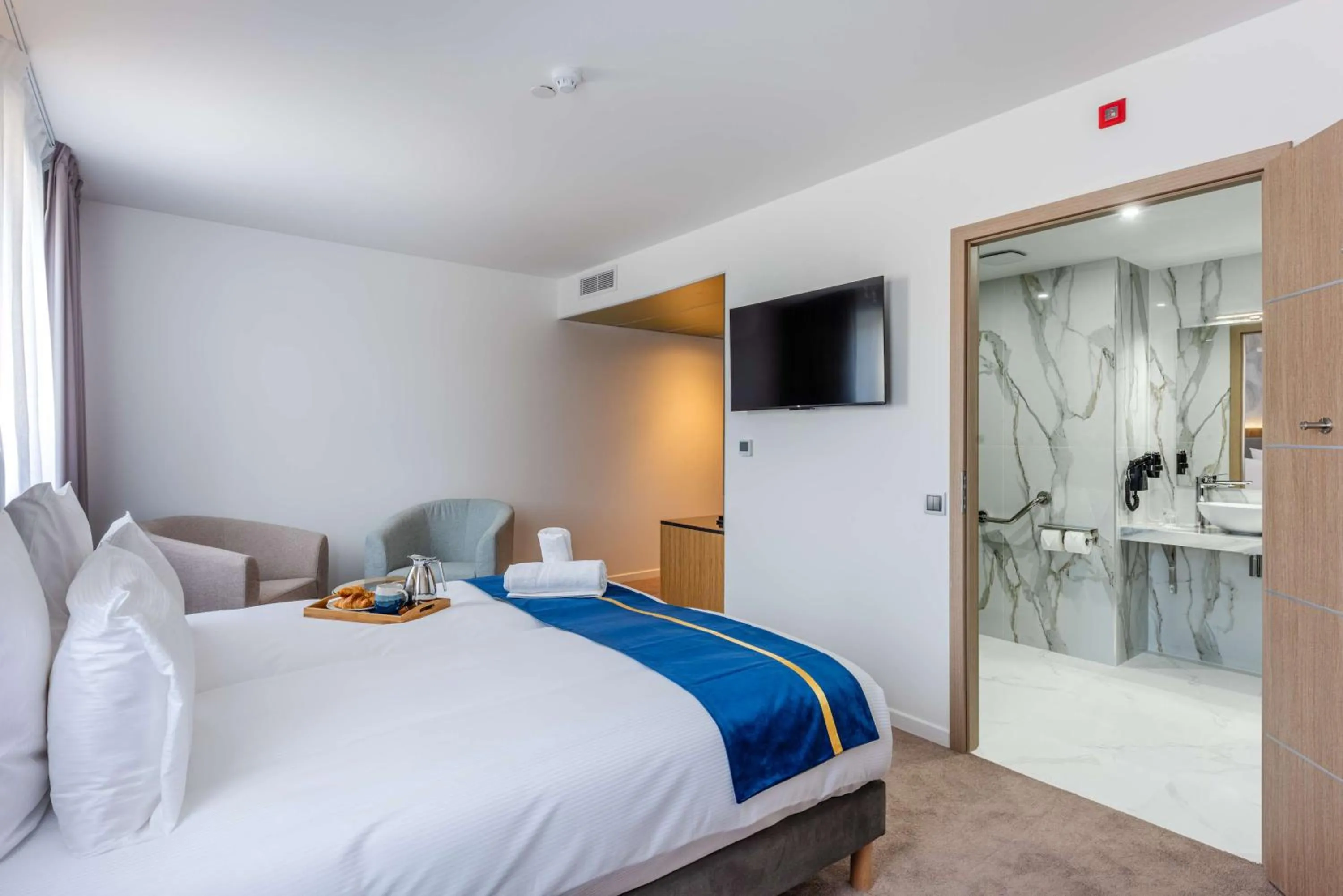 Bedroom, Bed in Brit Hotel Privilège Paris Rosny-sous-Bois