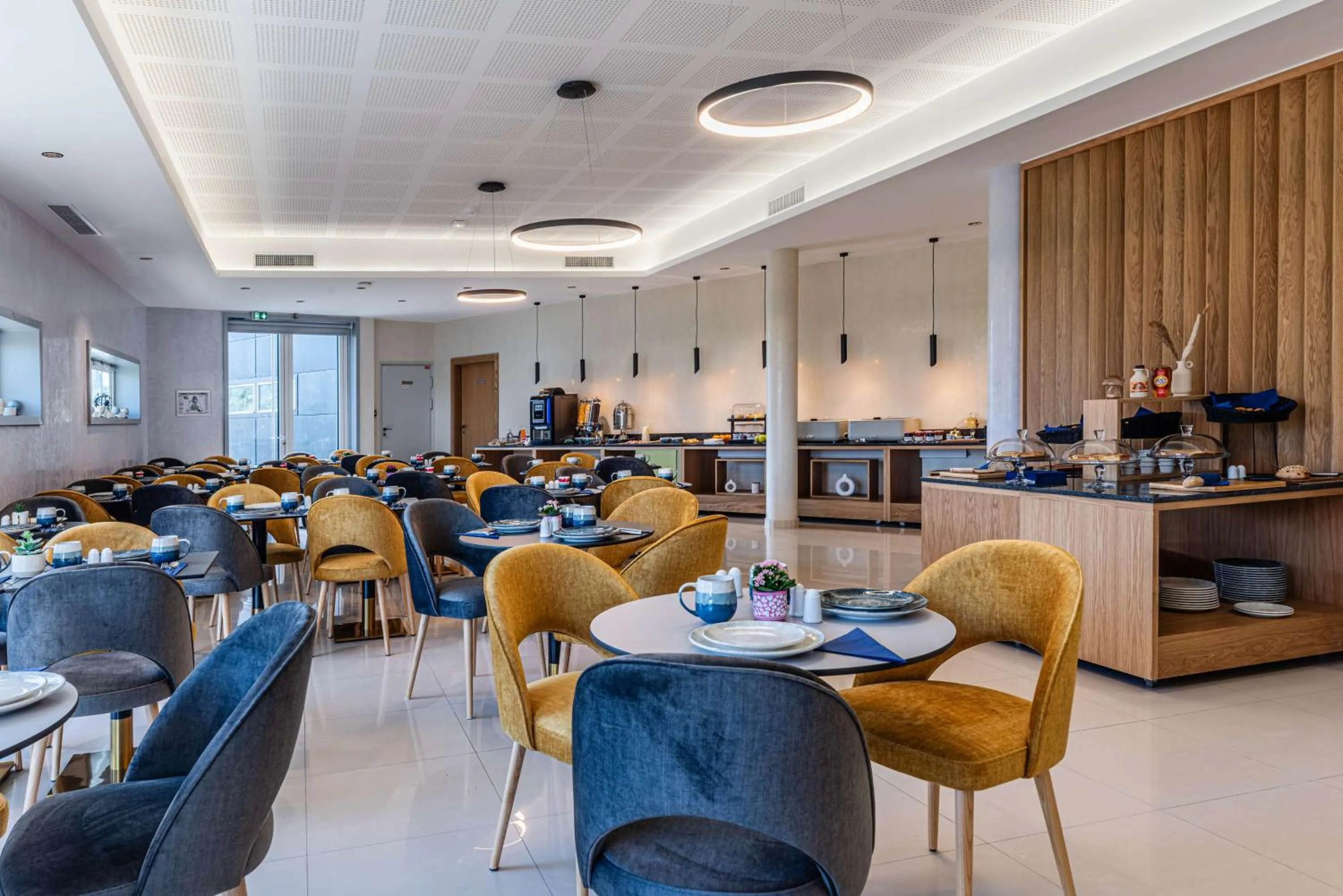 Breakfast in Brit Hotel Privilège Paris Rosny-sous-Bois